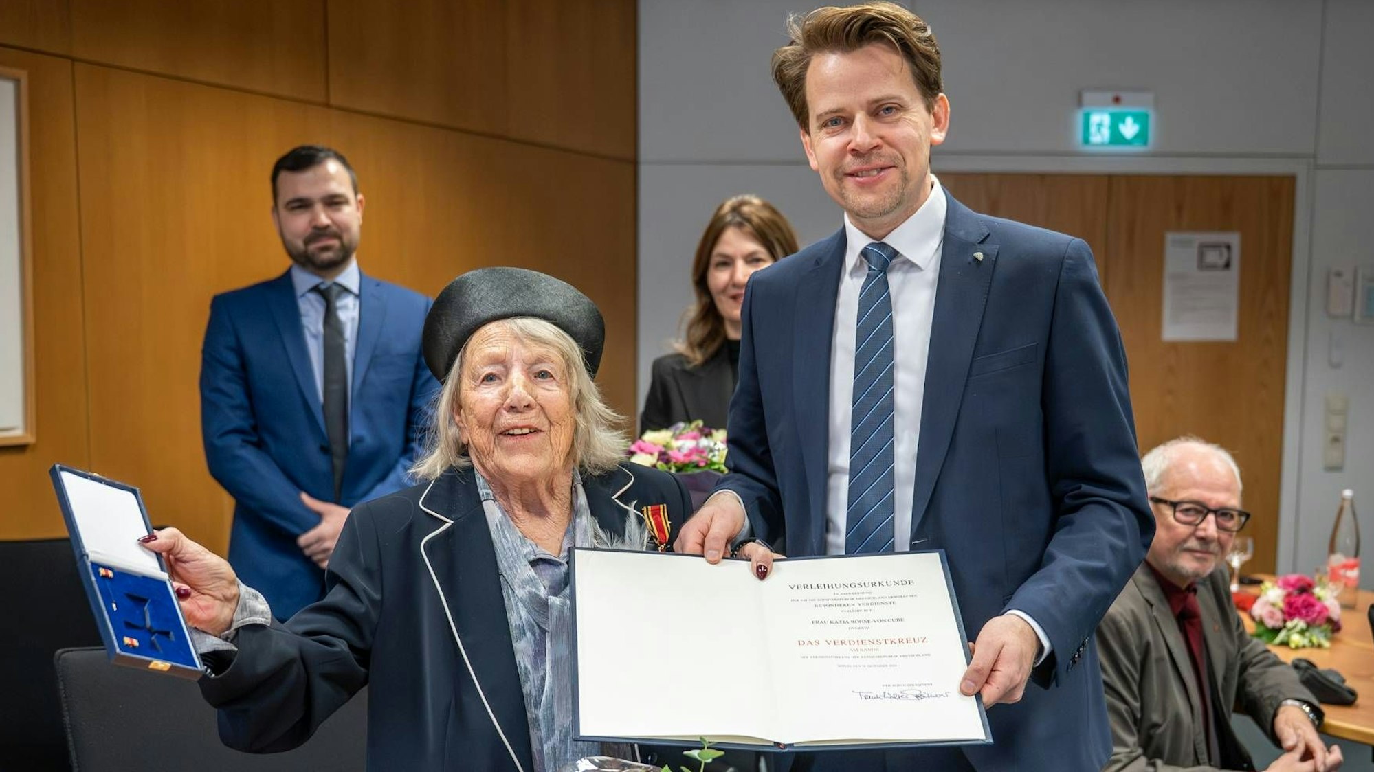 Katja Röhse-von Cube erhält von Landrat Arne von Boetticher das Verdienstkreuz am Bande des Verdienstordens der Bundesrepublik Deutschland.