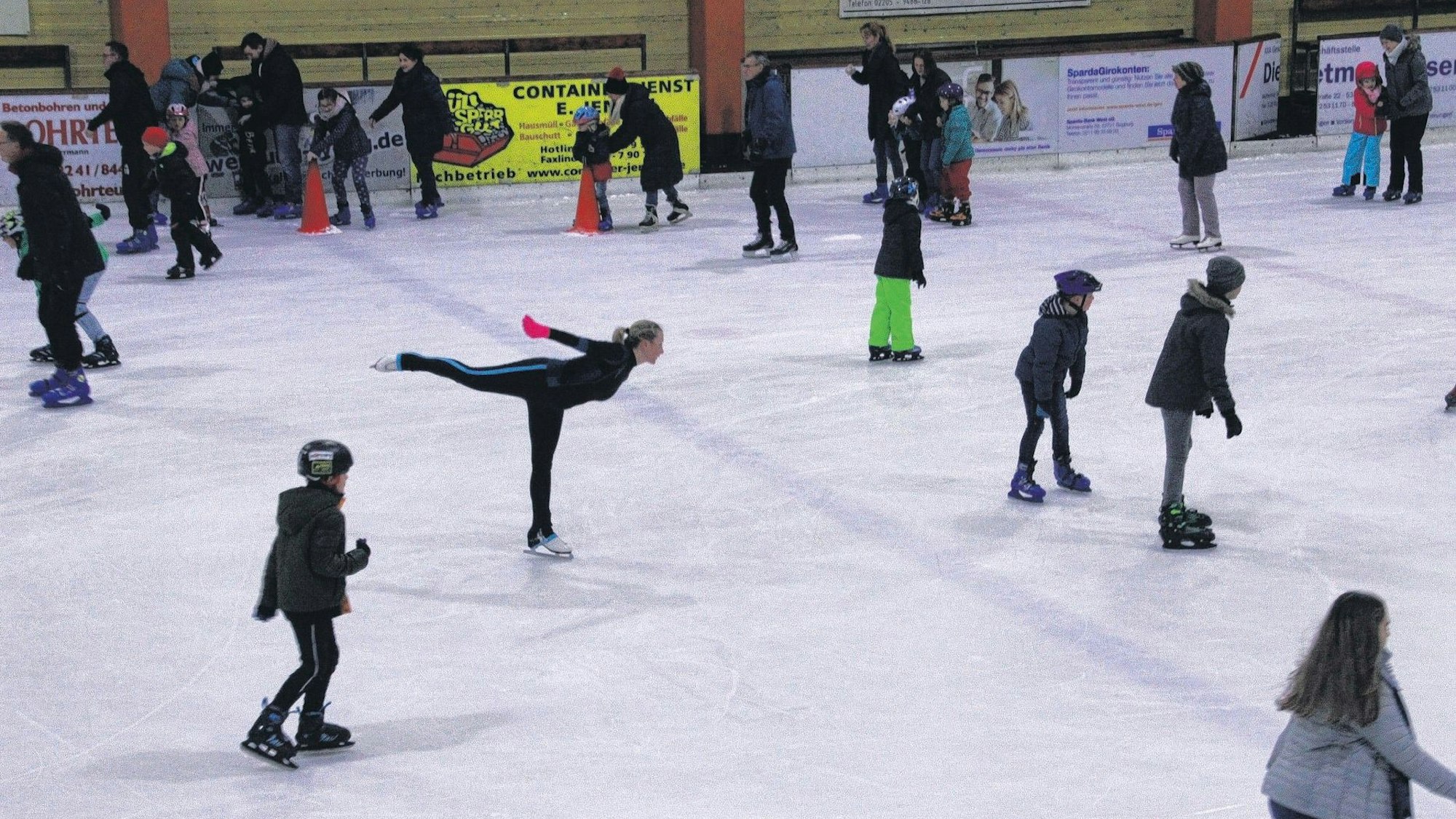 Vergnügen beim Schlittschuhlaufen in Troisdorf