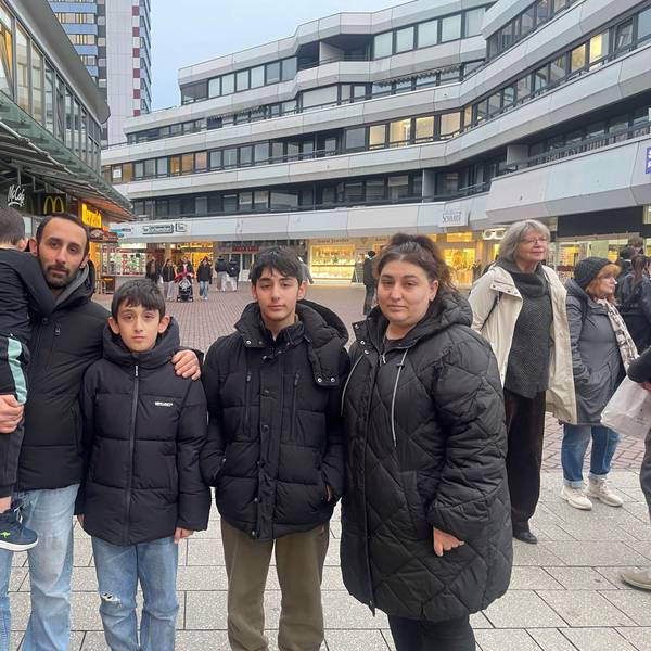 Hovhannes Ghazaryan, seiner Frau Armine Grigoryan und die Kinder Narek, Armen und Max vor der Kundgebung in der Wiesdorfer Innenstadt.