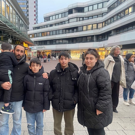 Hovhannes Ghazaryan, seiner Frau Armine Grigoryan und die Kinder Narek, Armen und Max vor der Kundgebung in der Wiesdorfer Innenstadt.
