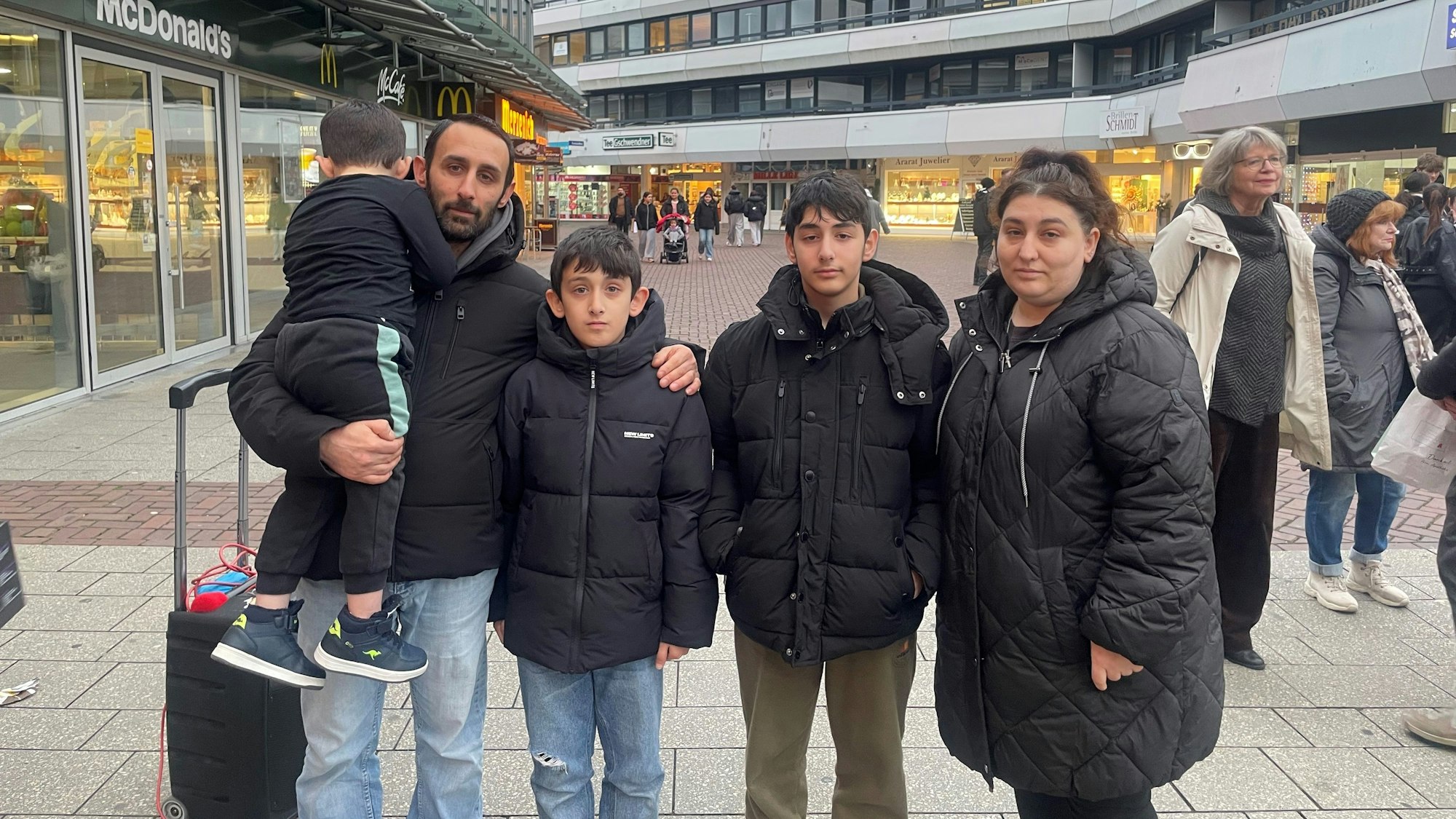 Hovhannes Ghazaryan, seine Frau Armine Grigoryan und den Kindern Narek (l.), Armen (M.) und Max bei der Kundgebung in Wiesdorf.