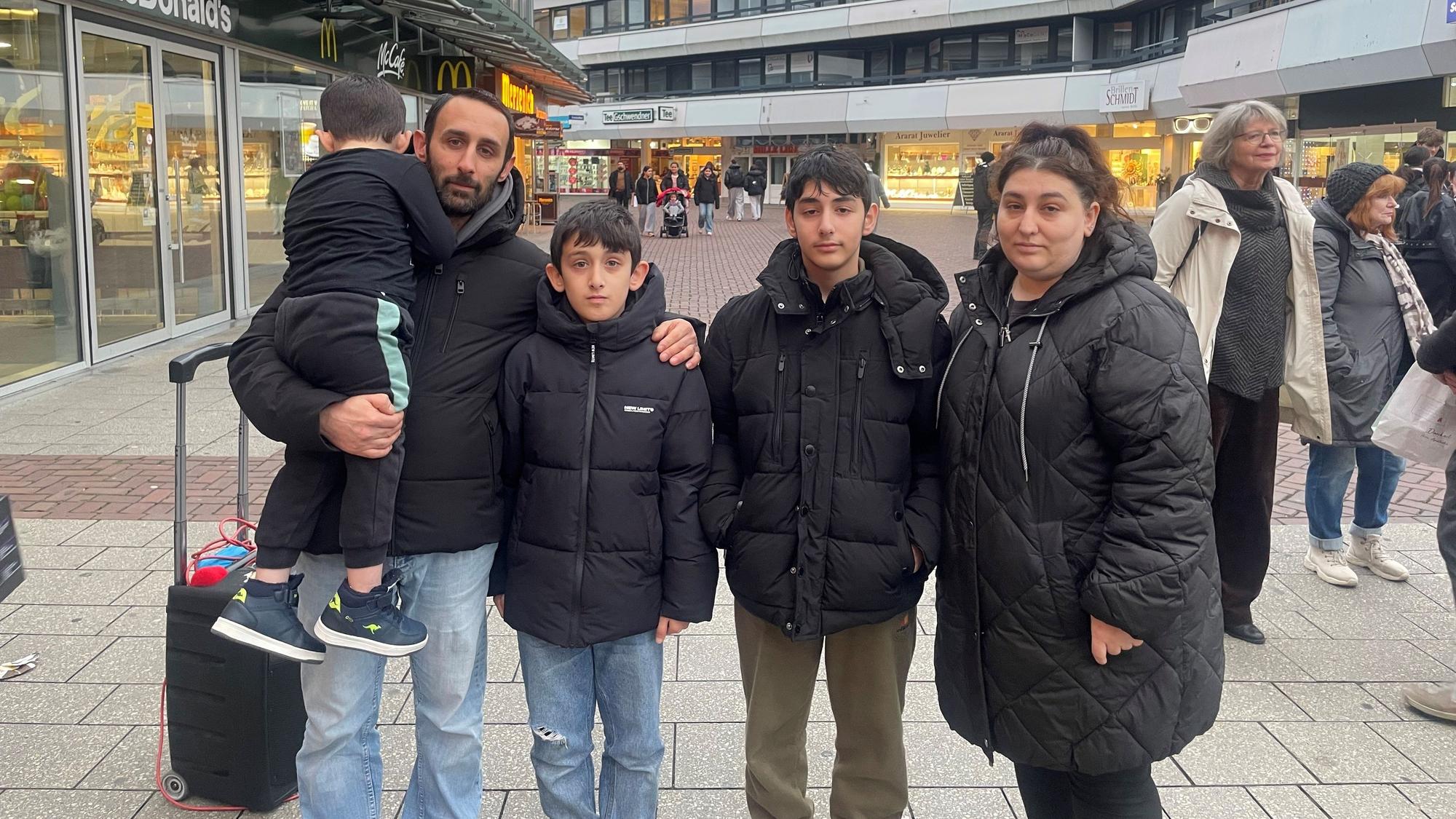 Hovhannes Ghazaryan, seiner Frau Armine Grigoryan und die Kinder Narek, Armen und Max vor der Kundgebung in der Wiesdorfer Innenstadt.