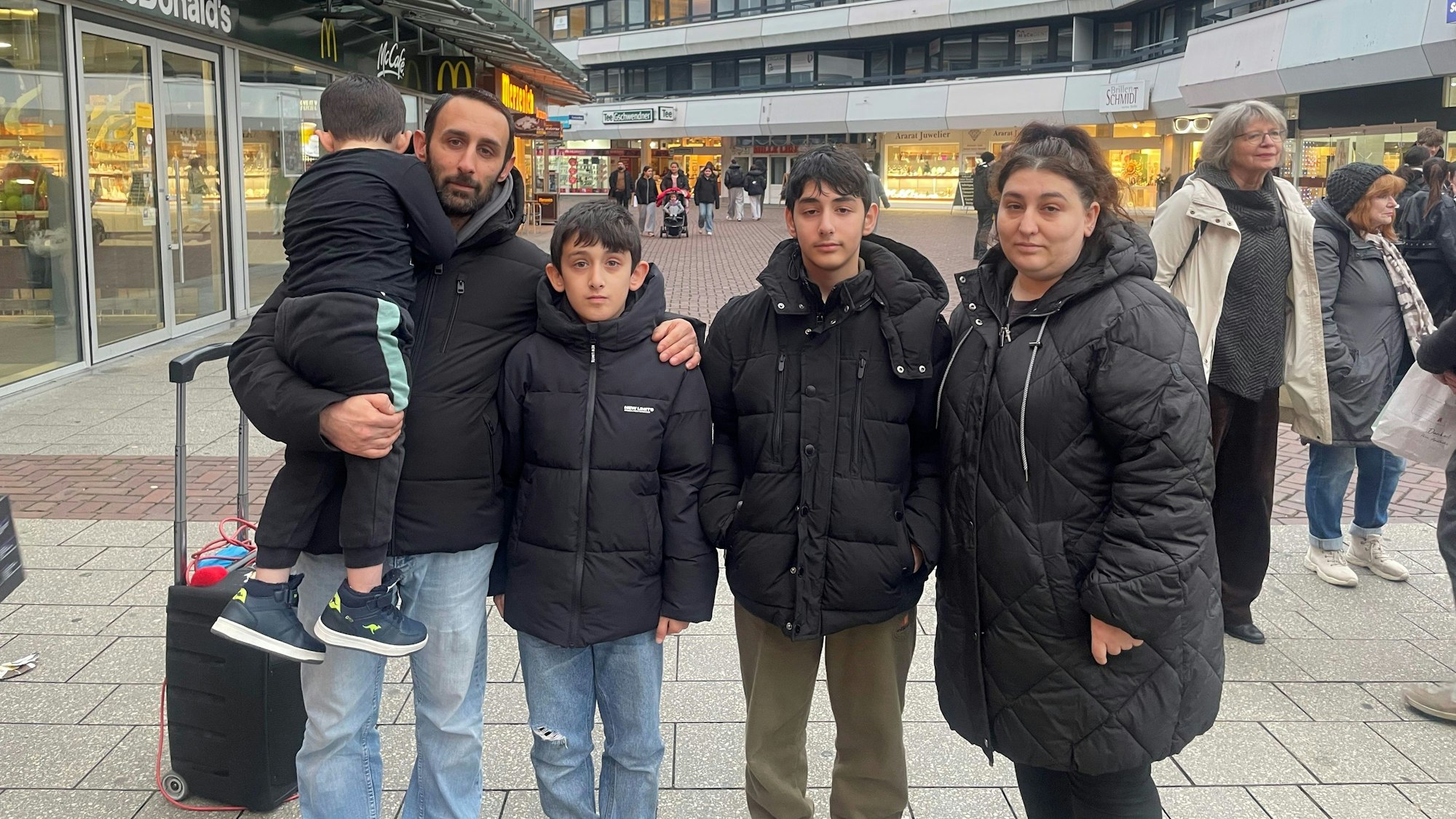 Hovhannes Ghazaryan, seiner Frau Armine Grigoryan und die Kinder Narek, Armen und Max vor der Kundgebung in der Wiesdorfer Innenstadt.