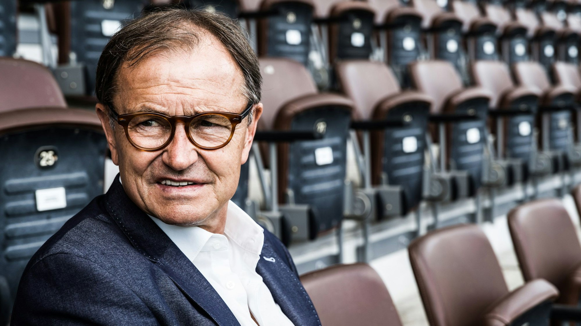 Ewald Lienen auf der Tribüne.