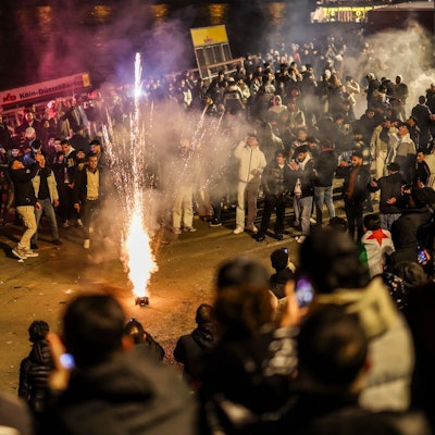 Menschen zünden in der Böllerverbotszone in der Düsseldorfer Altstadt Feuerwerk. (Archivfoto)