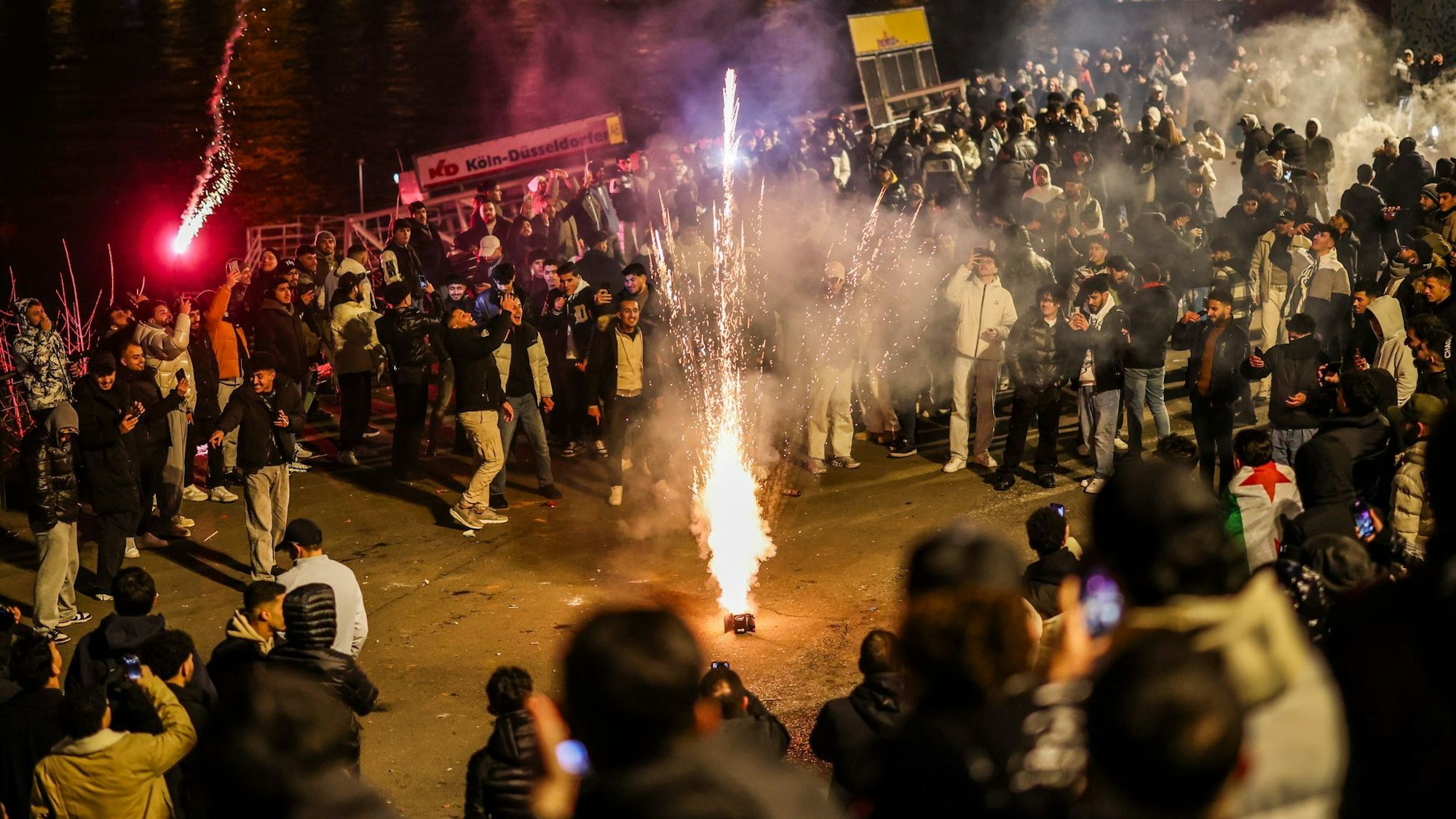 Menschen zünden in der Böllerverbotszone in der Düsseldorfer Altstadt Feuerwerk. (Archivfoto)