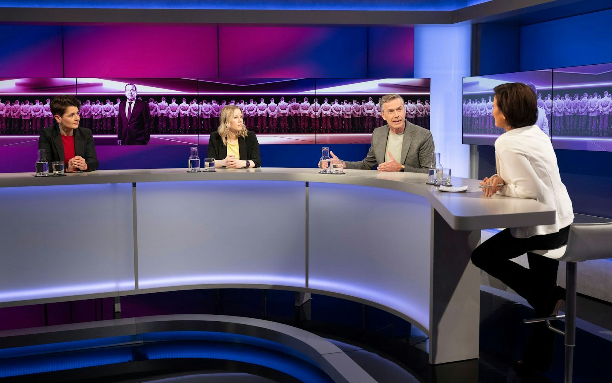 Nach der Veröffentlichung eines Sicherheits- und Strategiepapiers der US-Regierung herrscht Bestürzung in Europa. Am Dienstagabend war es Thema bei Sandra Maischberger in der ARD. (Bild: WDR/ Melanie Grande)