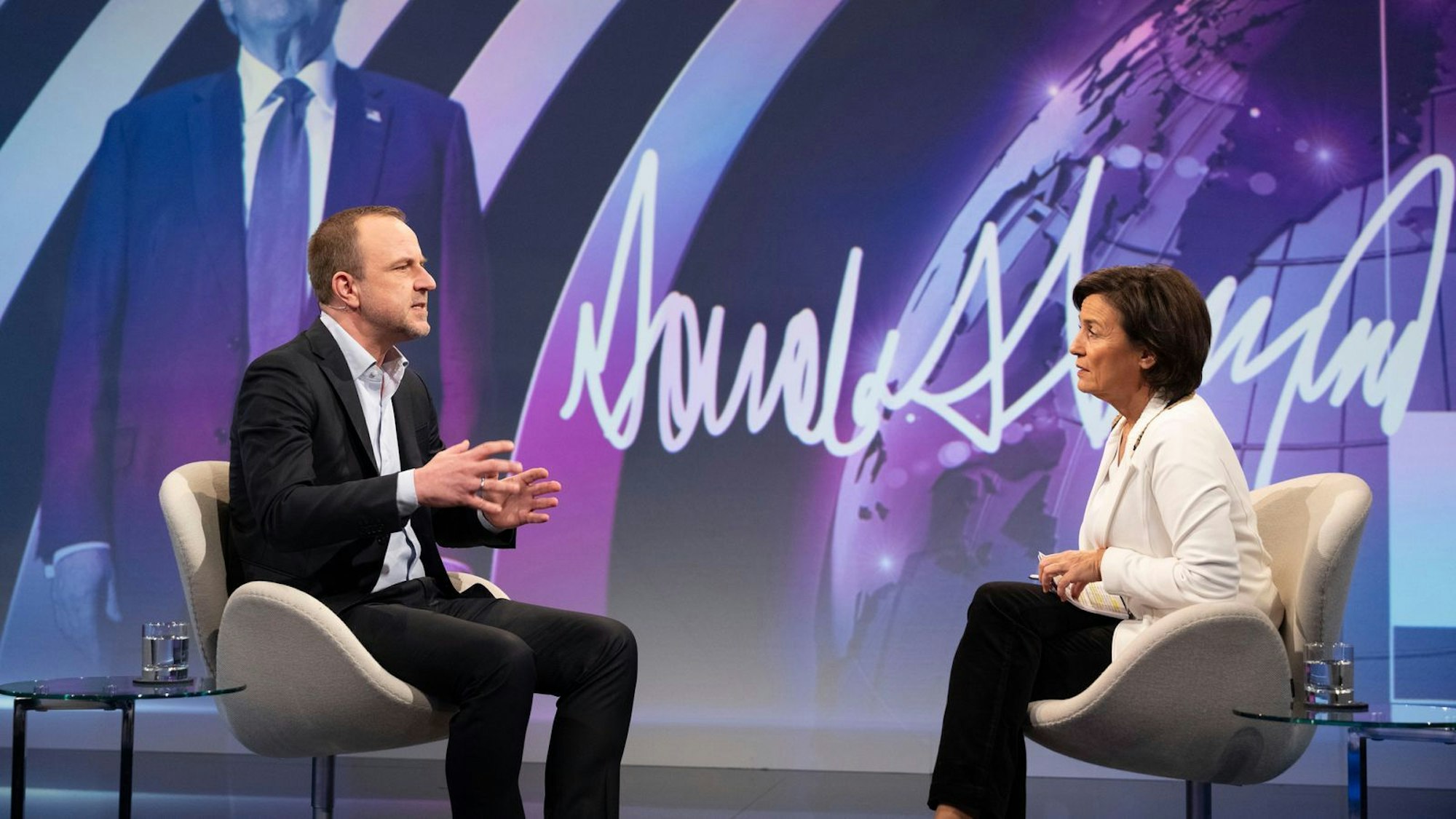 Politikwisschenschaftler Peter Neumann kennt das Sicherheitspapier und geht sogar noch weiter: „Das ist das erste Strategiepapier, in dem Europa nicht mehr als Partner beschrieben wird“, sagt er. (Bild: WDR/ Melanie Grande)