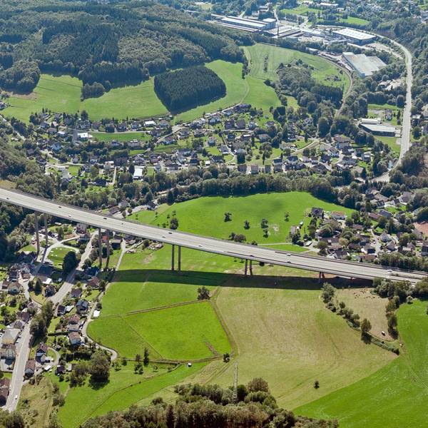 Eine Luftaufnahme von der Wiehltalbrücke.