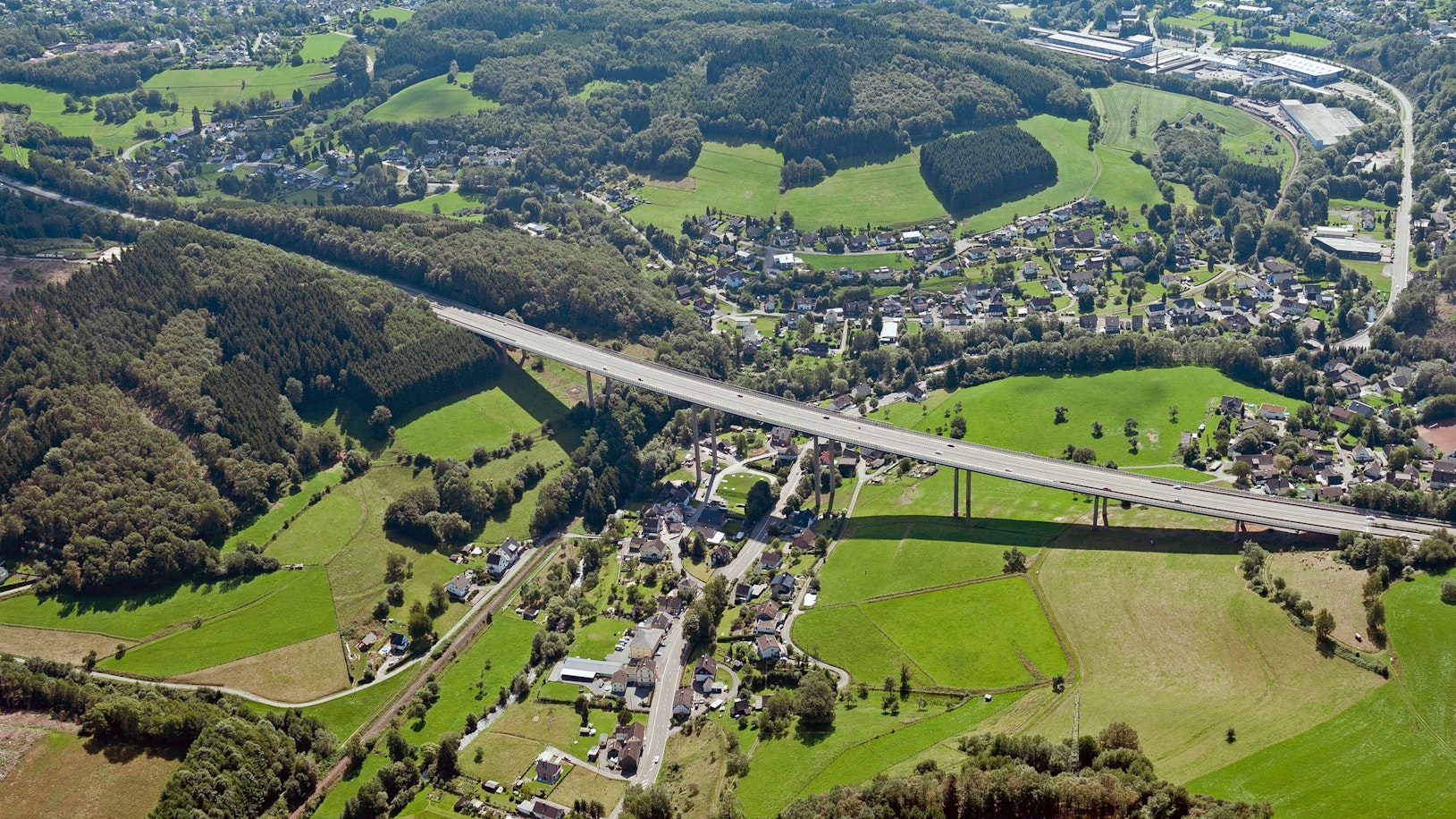 Zu sehen ist die Wiehltalbrücke aus der Vogelperspektive