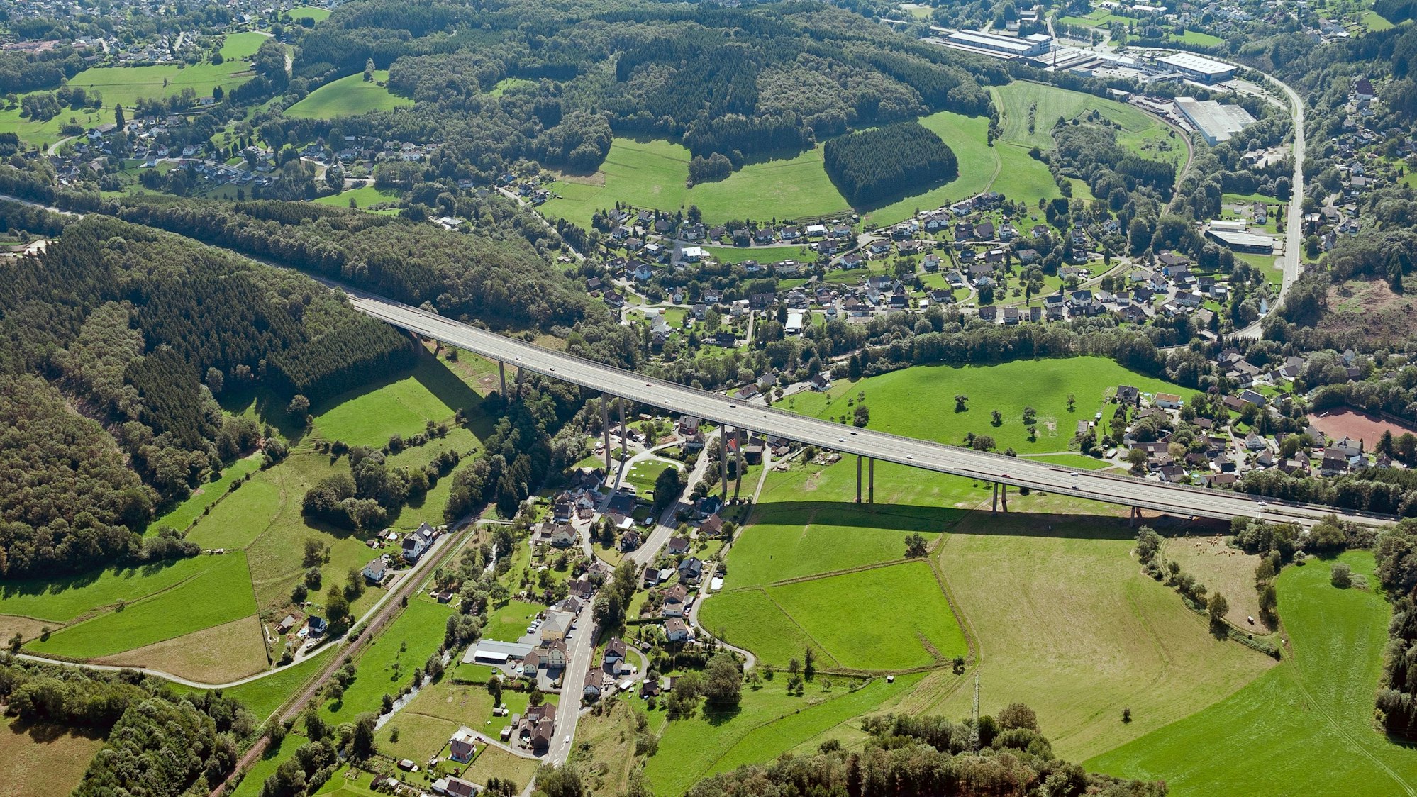 Der schlechte Zustand der Wiehltalbrücke sorgt für Diskussion. Politik und Autobahn GmbH diskutieren über die Sperrung für Lkw, über Sanierung und Neubau.