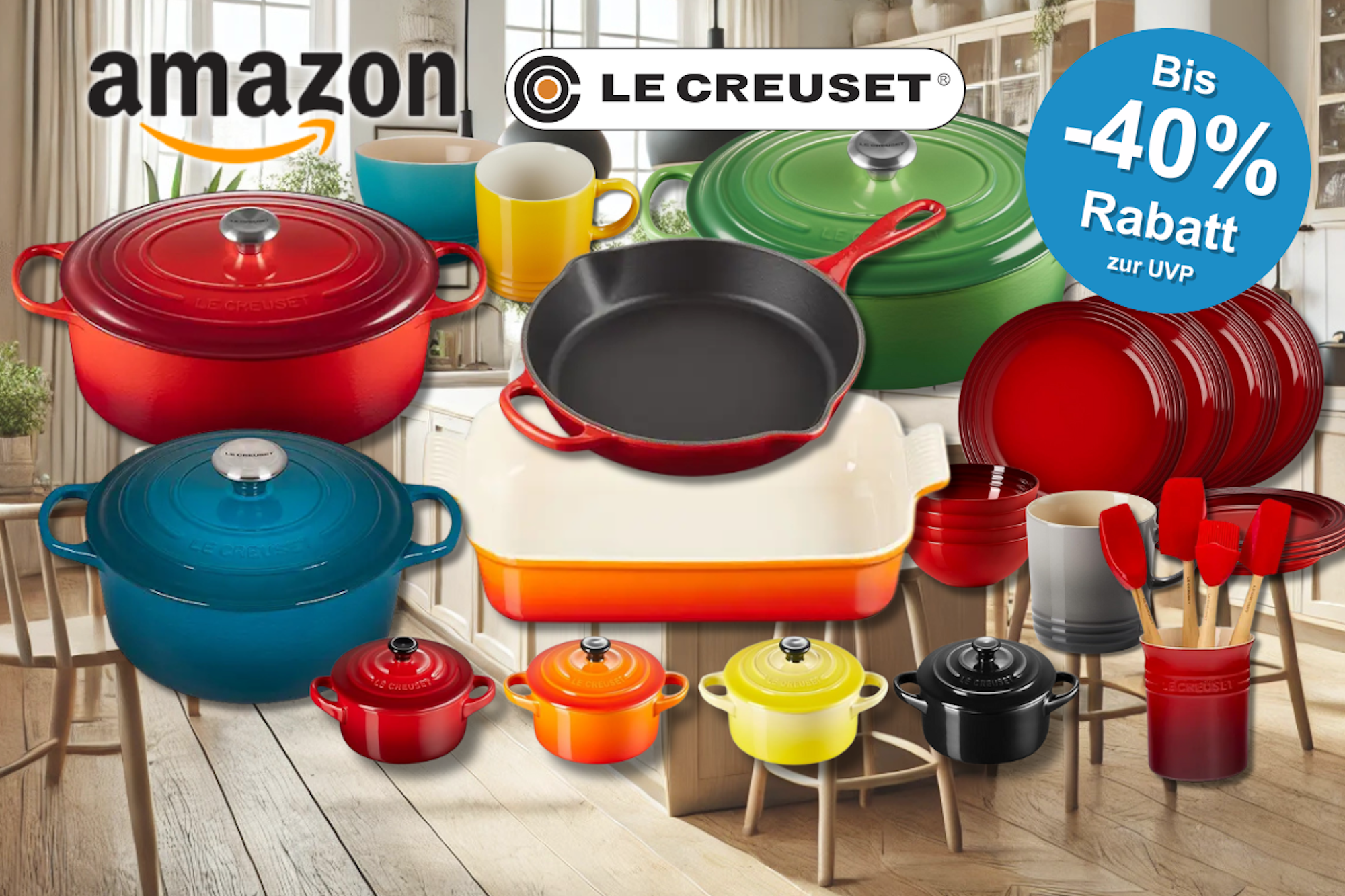 Le Creuset Küchenprodukte in verschiedenen Farben und Modellen, darunter Bräter, Pfannen, Tassen und Auflaufformen – in Schwarz, Rot, Blau, Grün und Orange vor einem weihnachtliche geschmückten Hintergrund.