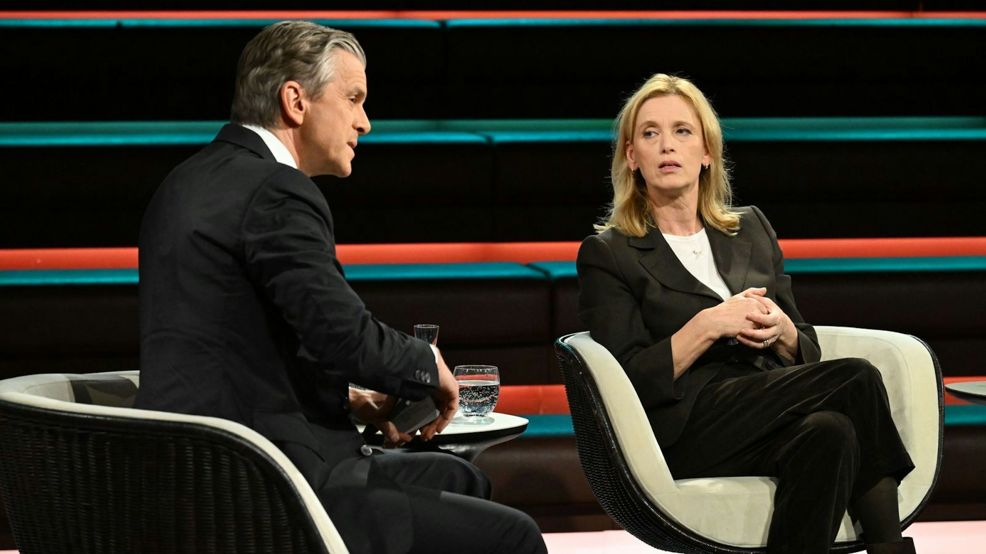 Zwischen Moderator Markus Lanz und Bundesbildungsministerin Karin Prien kam es zu einem hitzigen Wortgefecht. (Bild: ZDF/ Cornelia Lehmann)