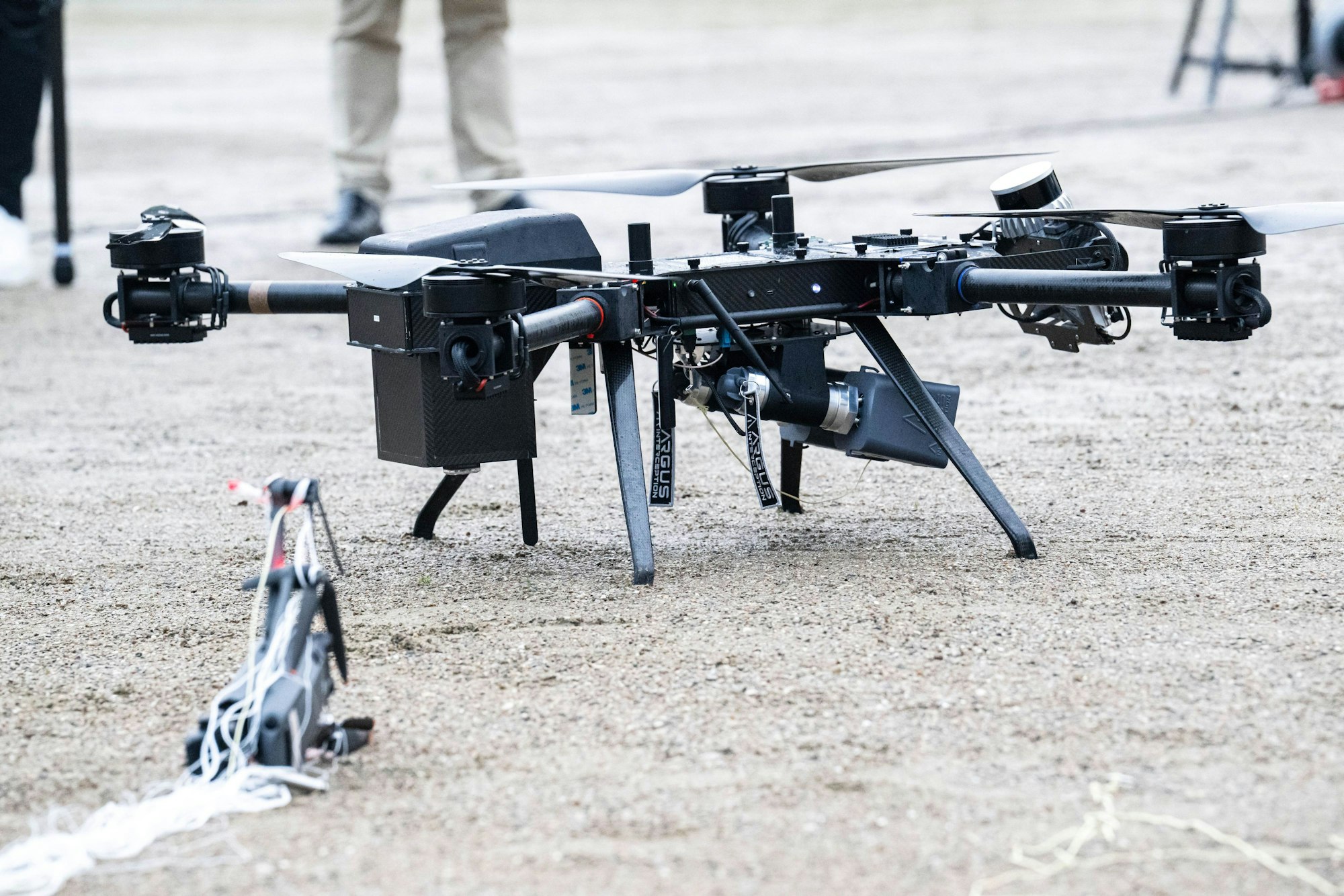 Das Bild zeigt eine Drohne der Bundespolizei und eine abgefangene Drohne im Netz bei einer Präsentation der Bundespolizei zur Drohnenabwehr. Foto: Sina Schuldt/dpa