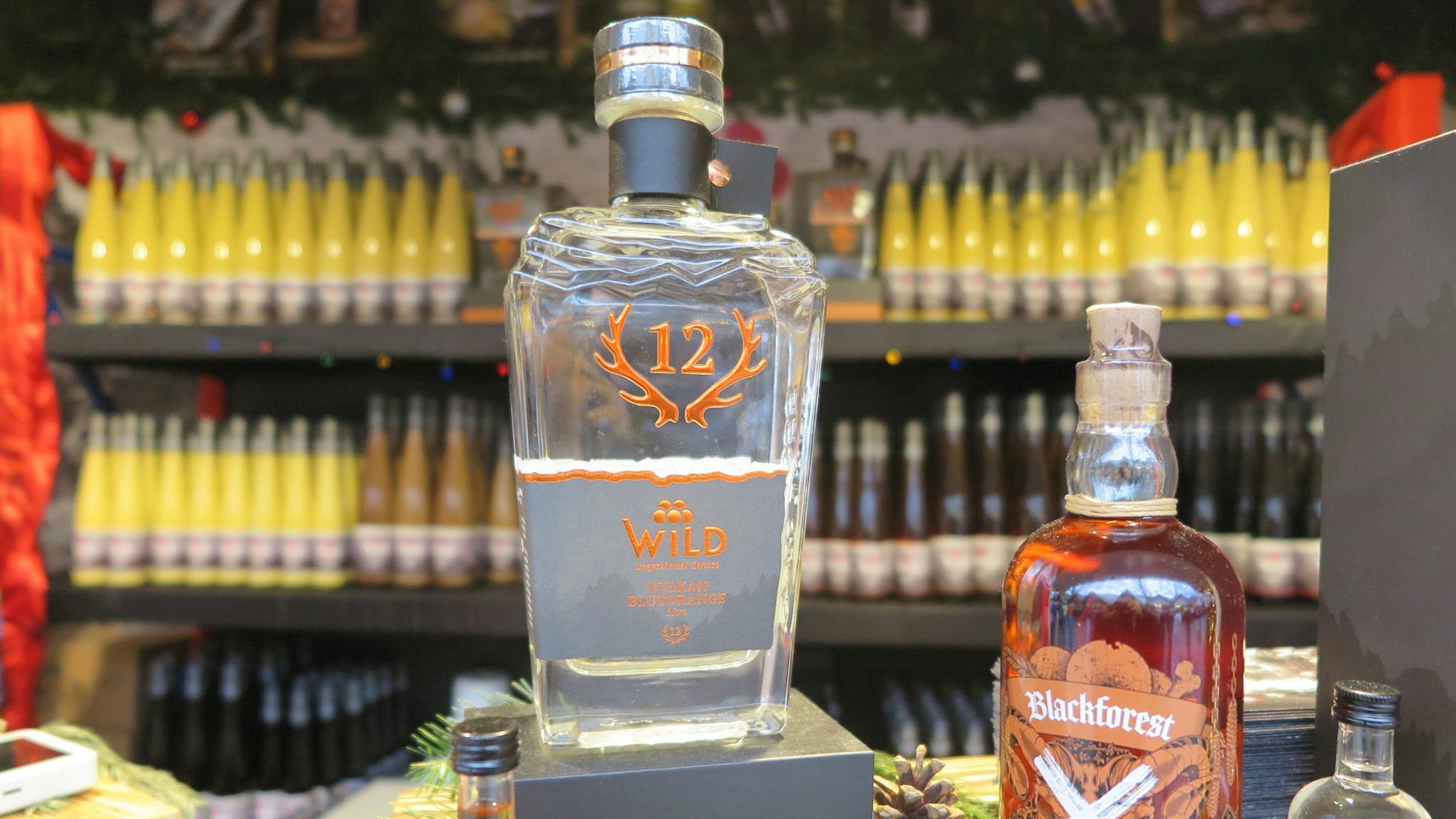 Das Bild zeigt eine Flasche des Brandes Blutorangengeist.