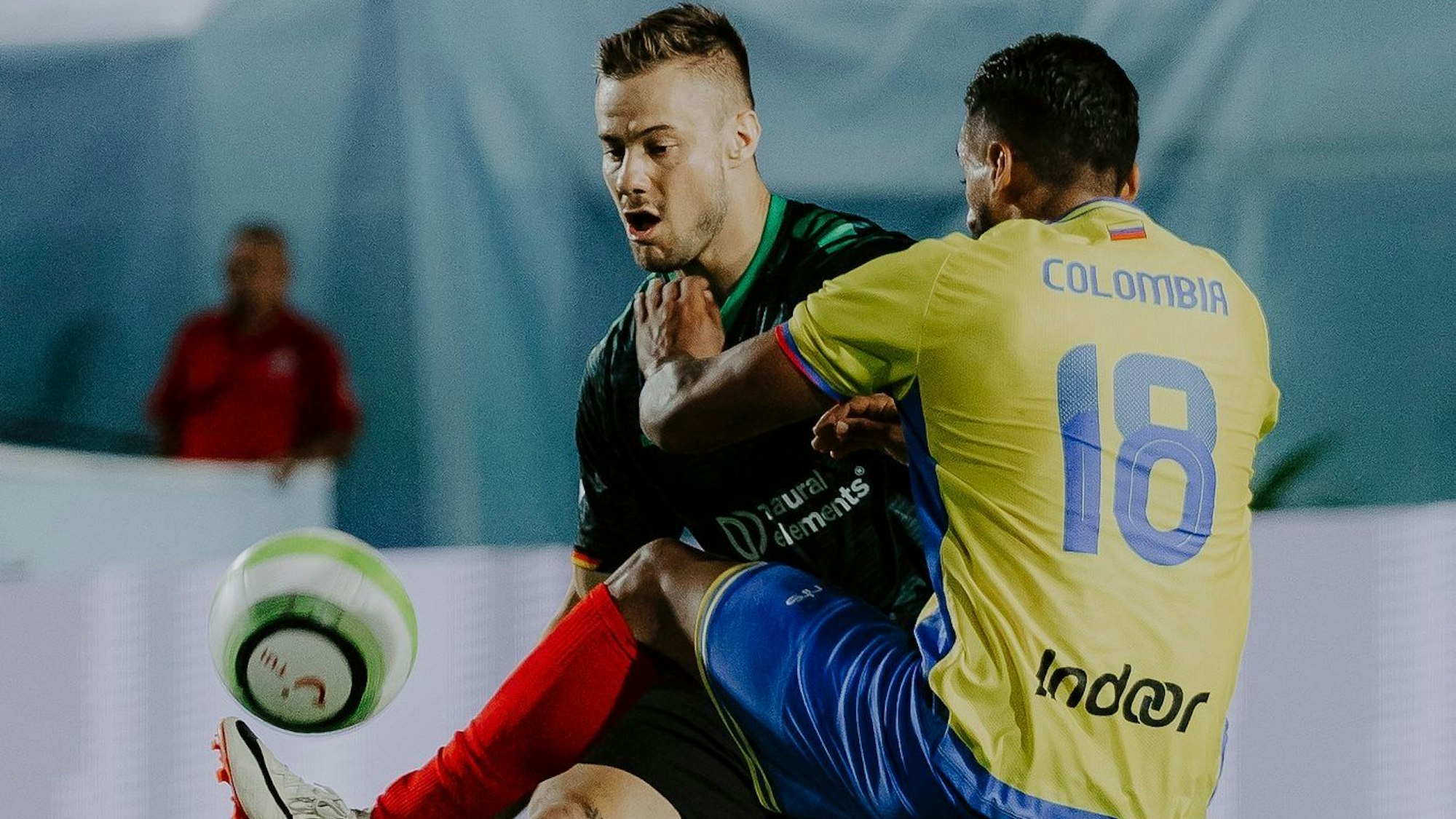 Fußballer Sven Wurm im Clinch mit einem kolumbianischen Fußballer.