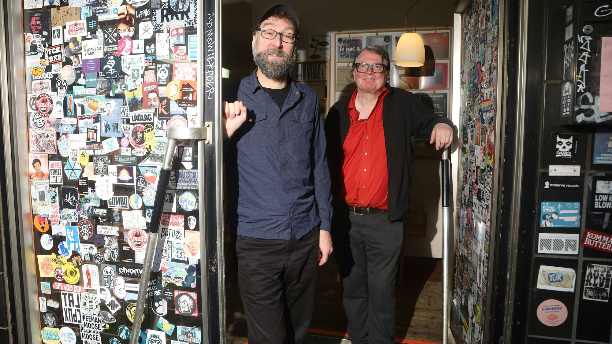 14.09.2025, Köln: Ein Besuch bei "A-Musik" von Georg Odijk (rotes Hemd) und Frank Dommert am Greiechenmarkt, warum sich Schallplatten in Zeiten von Streaming immer noch halten. Foto: Arton Krasniqi