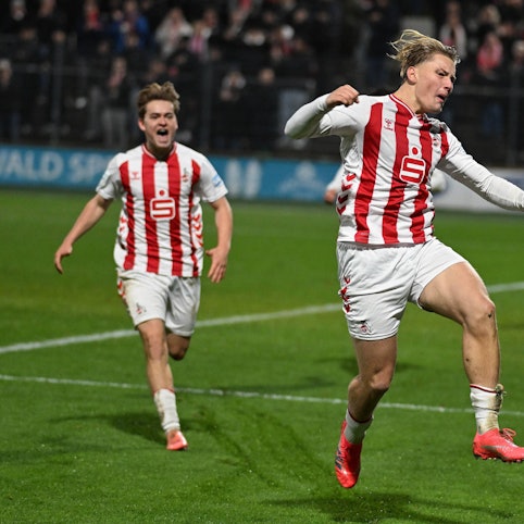 26.11.2025, xophax, Fussball , UEFA Youth League . 1.FC Köln U19 gegen FC Midtjylland. Fynn Schenten 1.FC Köln , rechts nach seinem Tor zum 1 zu 1 Koeln *** 26 11 2025, xophax, Soccer , UEFA Youth League 1 FC Köln U19 vs FC Midtjylland Fynn Schenten 1 FC Köln , right after his goal to make it 1 - 1 Koeln