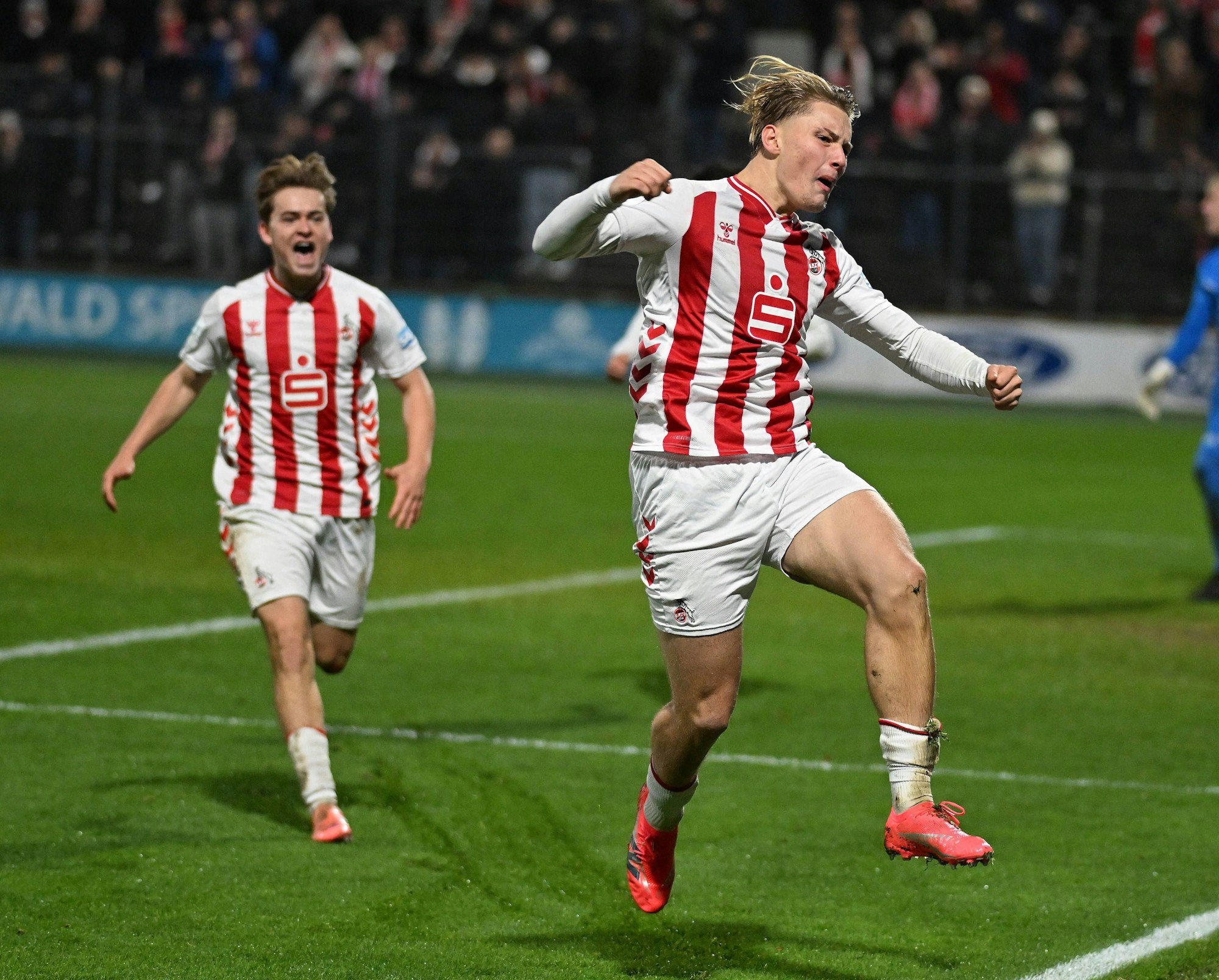 26.11.2025, xophax, Fussball , UEFA Youth League . 1.FC Köln U19 gegen FC Midtjylland. Fynn Schenten 1.FC Köln , rechts nach seinem Tor zum 1 zu 1 Koeln *** 26 11 2025, xophax, Soccer , UEFA Youth League 1 FC Köln U19 vs FC Midtjylland Fynn Schenten 1 FC Köln , right after his goal to make it 1 - 1 Koeln