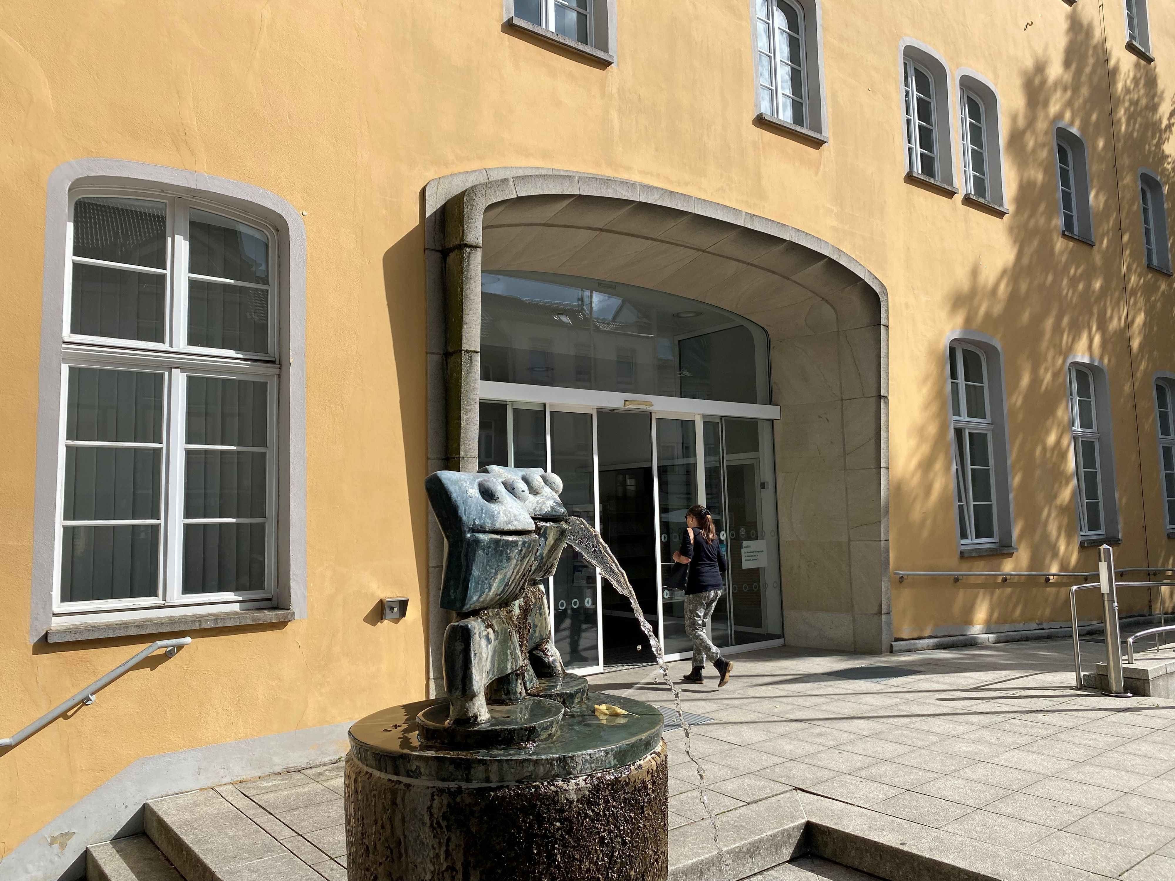 Zu sehen ist der Brunnen vor dem Brühler Rathaus.