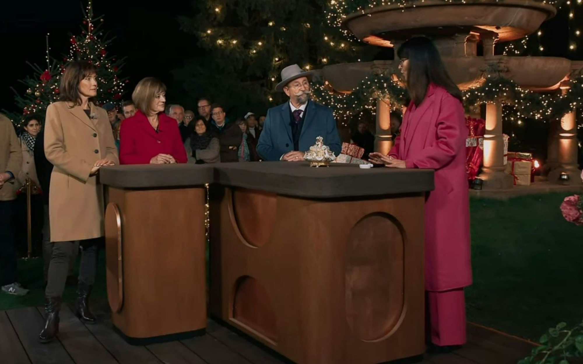 Hellauf begeistert sind Horst Lichter und Heide Rezepa-Zabel vom Drüselkästchen aus Meissen-Porzellan. (Bild: ZDF)