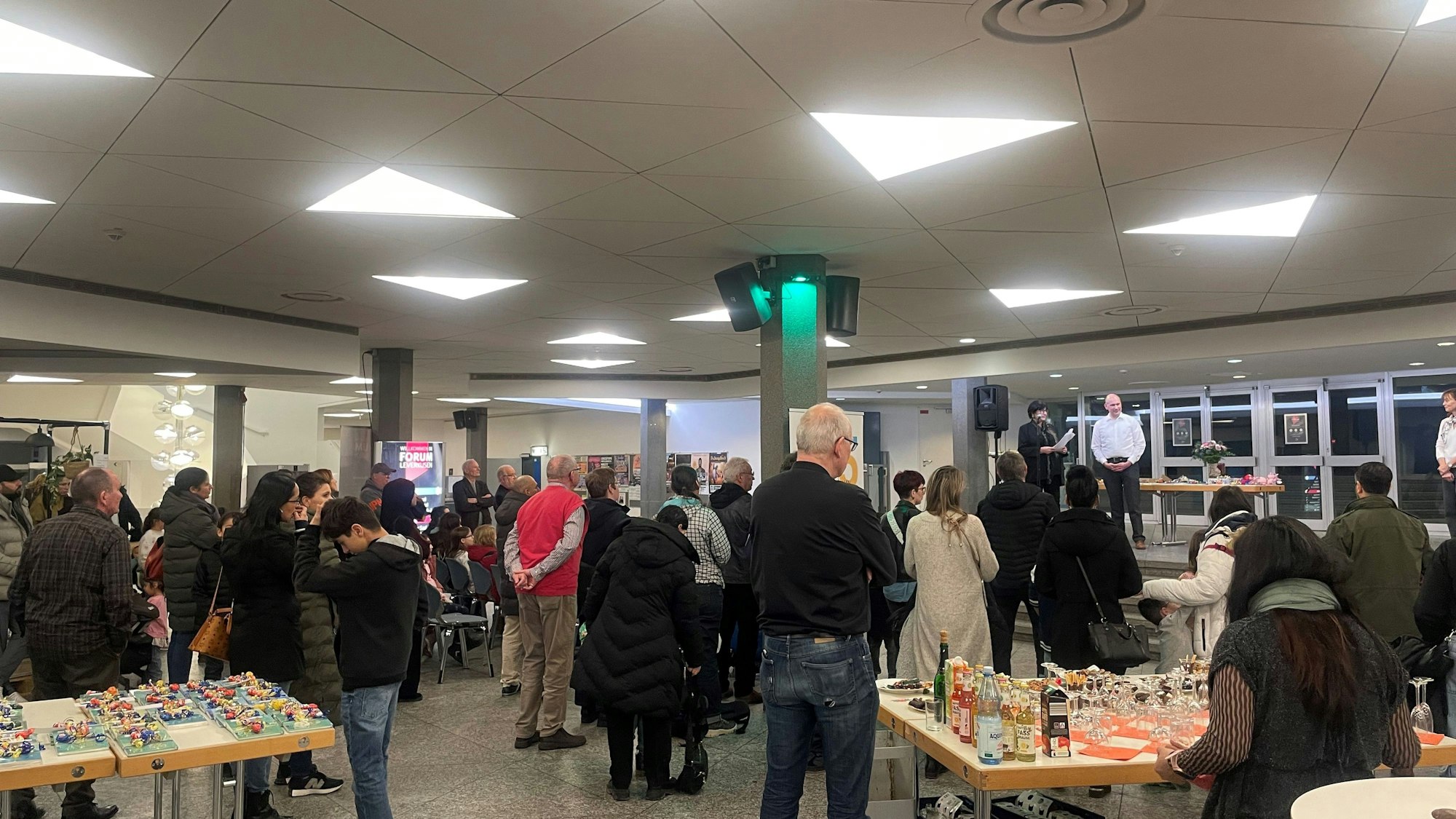 Ellen Loh-Bachmann und Jens Schäperclaus halten eine Rede im Forum.