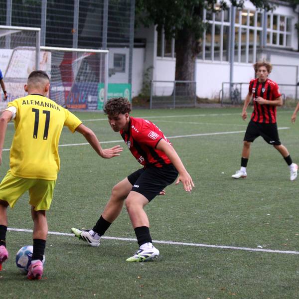 Ein Spieler der JSG Erft 01 verteidigt gegen den Kapitän von Alemannia Aachen.