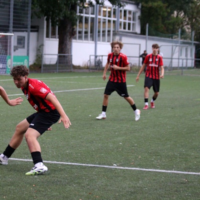 Ein Spieler der JSG Erft 01 verteidigt gegen den Kapitän von Alemannia Aachen.