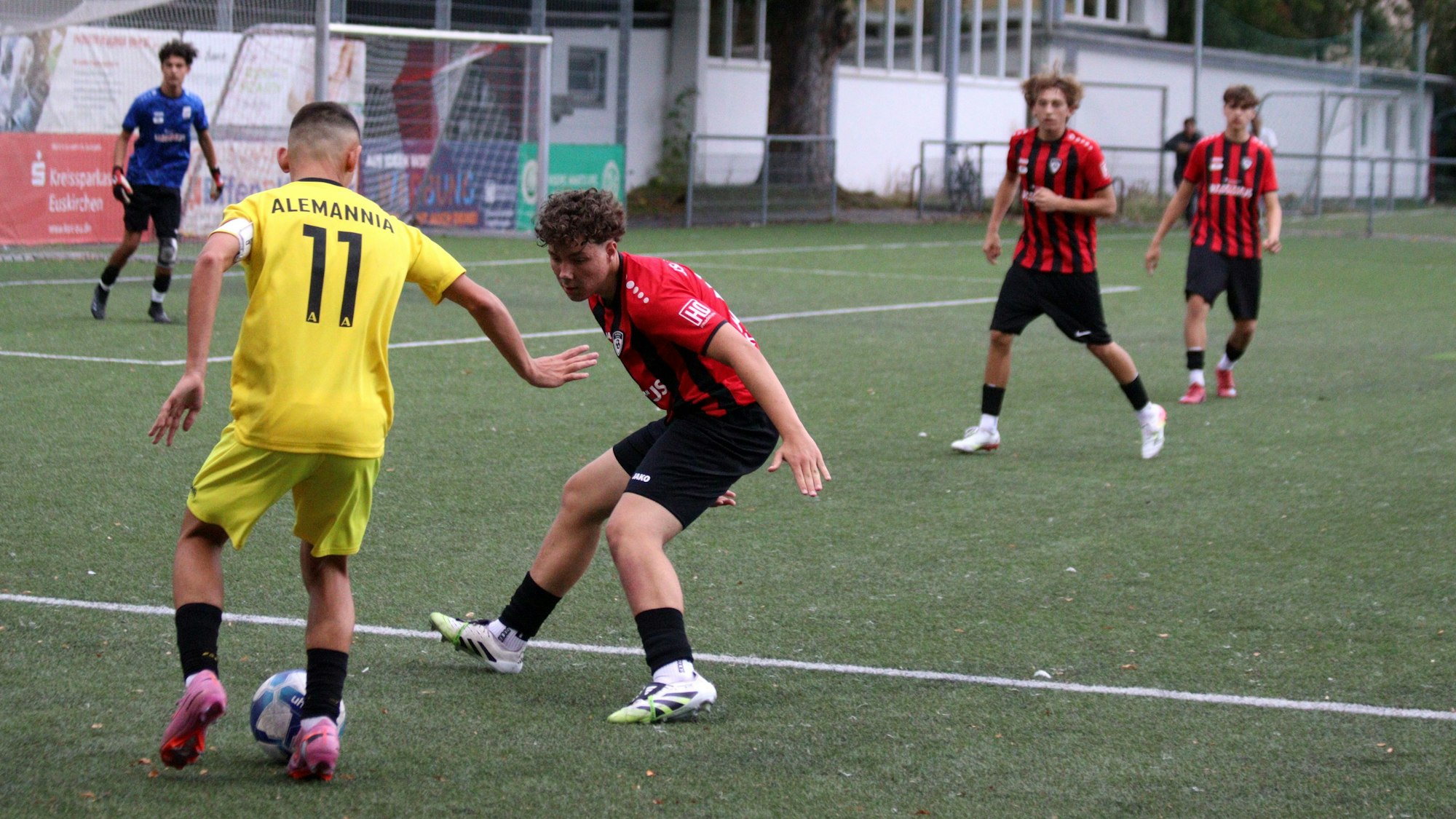 Ein Spieler der JSG Erft 01 verteidigt gegen den Kapitän von Alemannia Aachen.