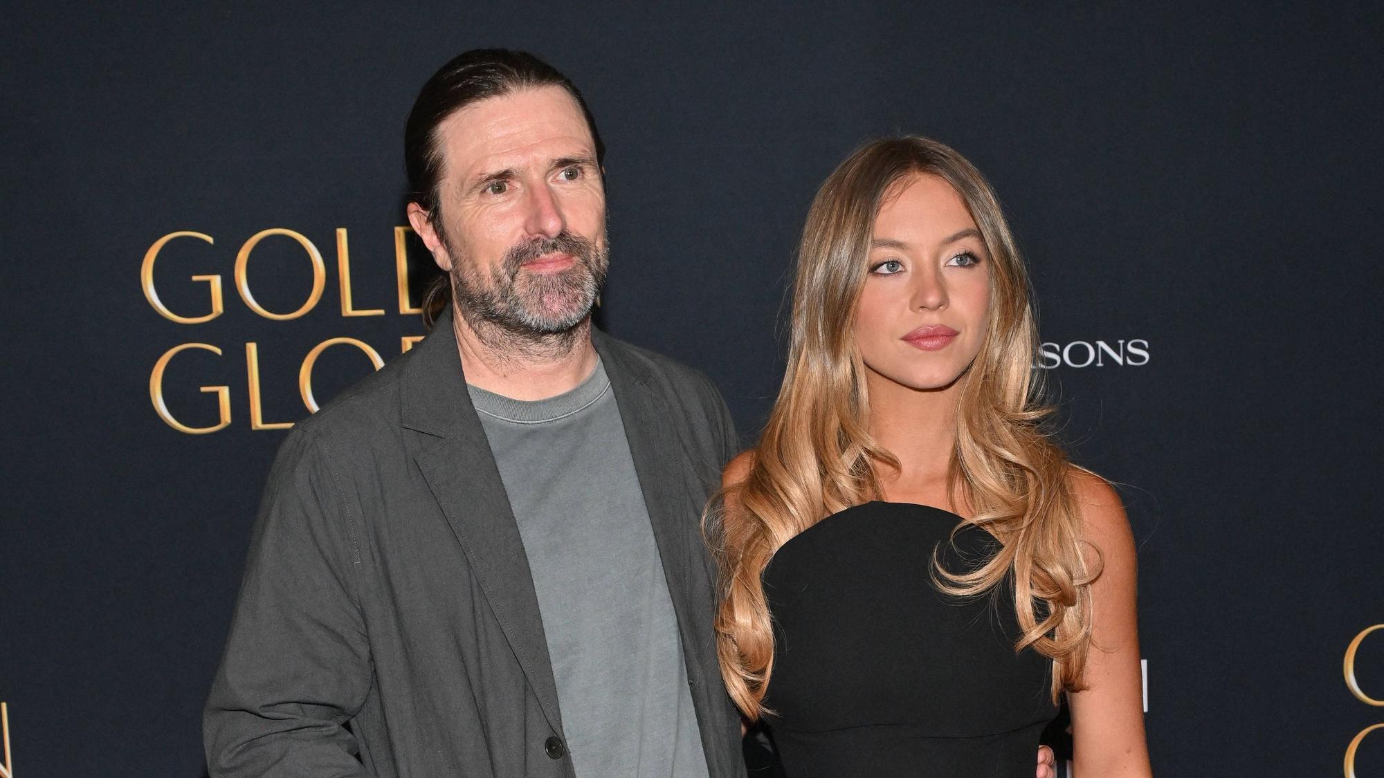 Sydney Sweeney und Jonathan Davino posieren für Fotografen.