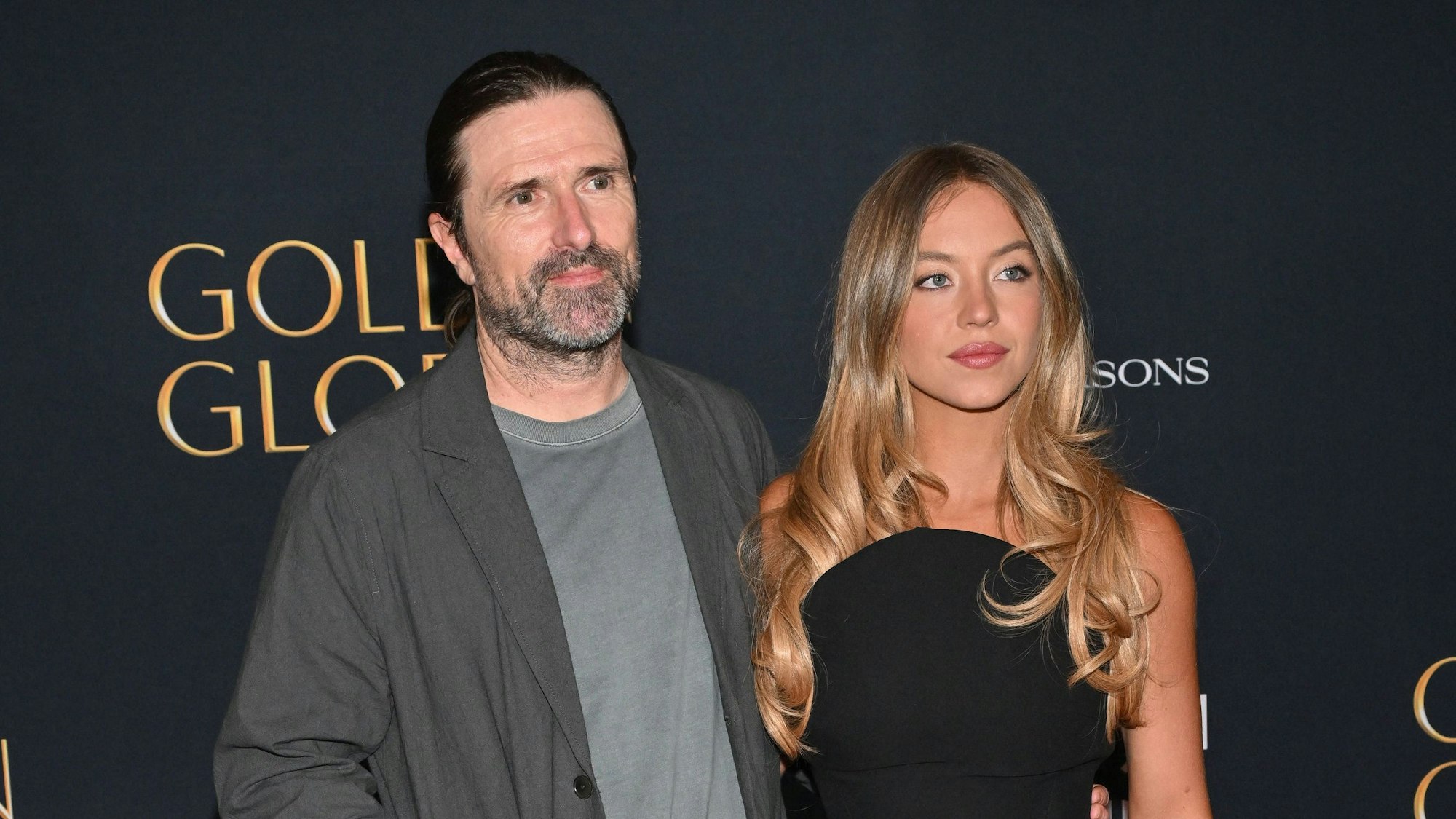 Sydney Sweeney und Jonathan Davino posieren für Fotografen.