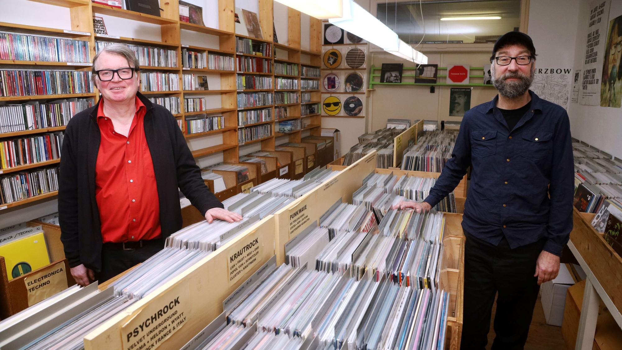 Ein Besuch bei „A-Musik“ von Georg Odijk (rotes Hemd) und Frank Dommert am Greiechenmarkt, warum sich Schallplatten in Zeiten von Streaming immer noch halten. Foto: Arton Krasniqi