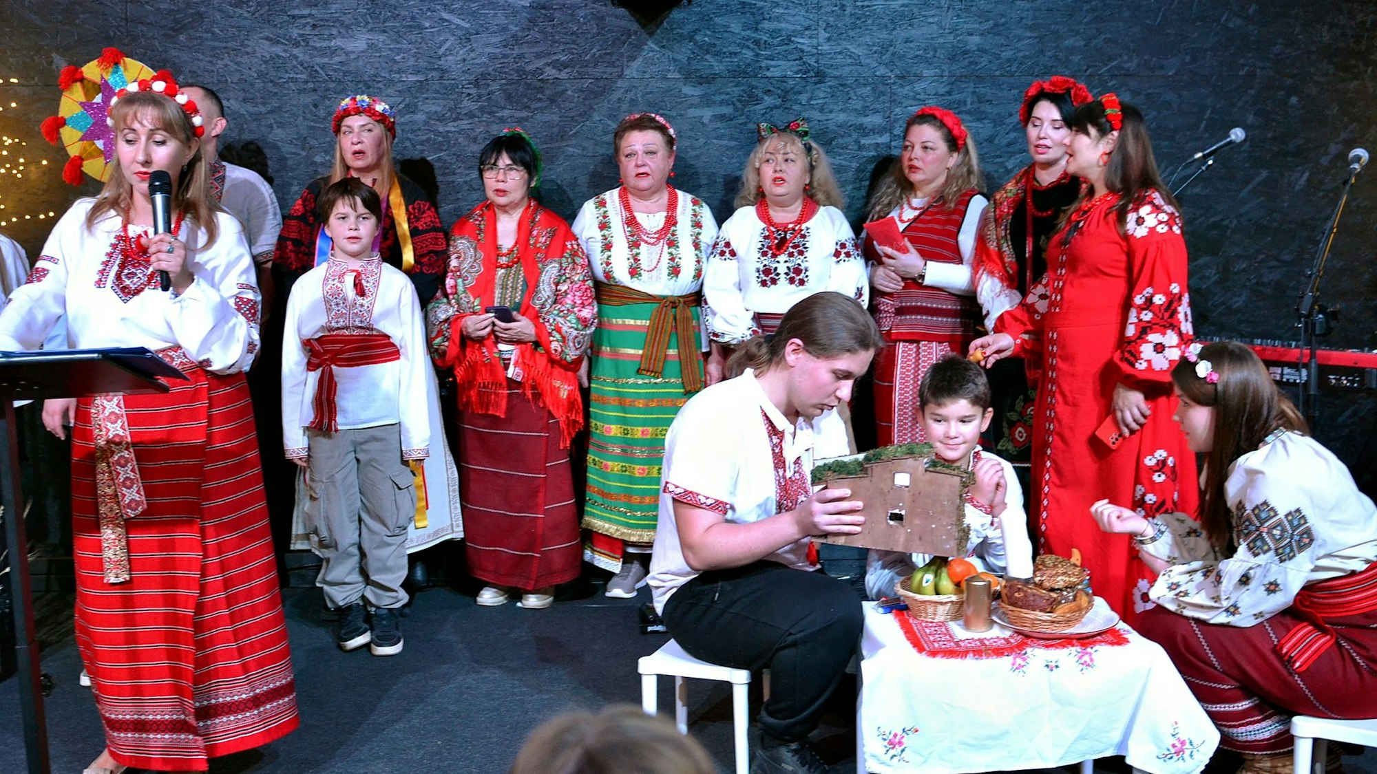 Die Mitglieder des Chor Barvy präsentierten in traditioneller urkainischer Kleidung stimmungsvolle Einblicke in das Weihnachtsfest.