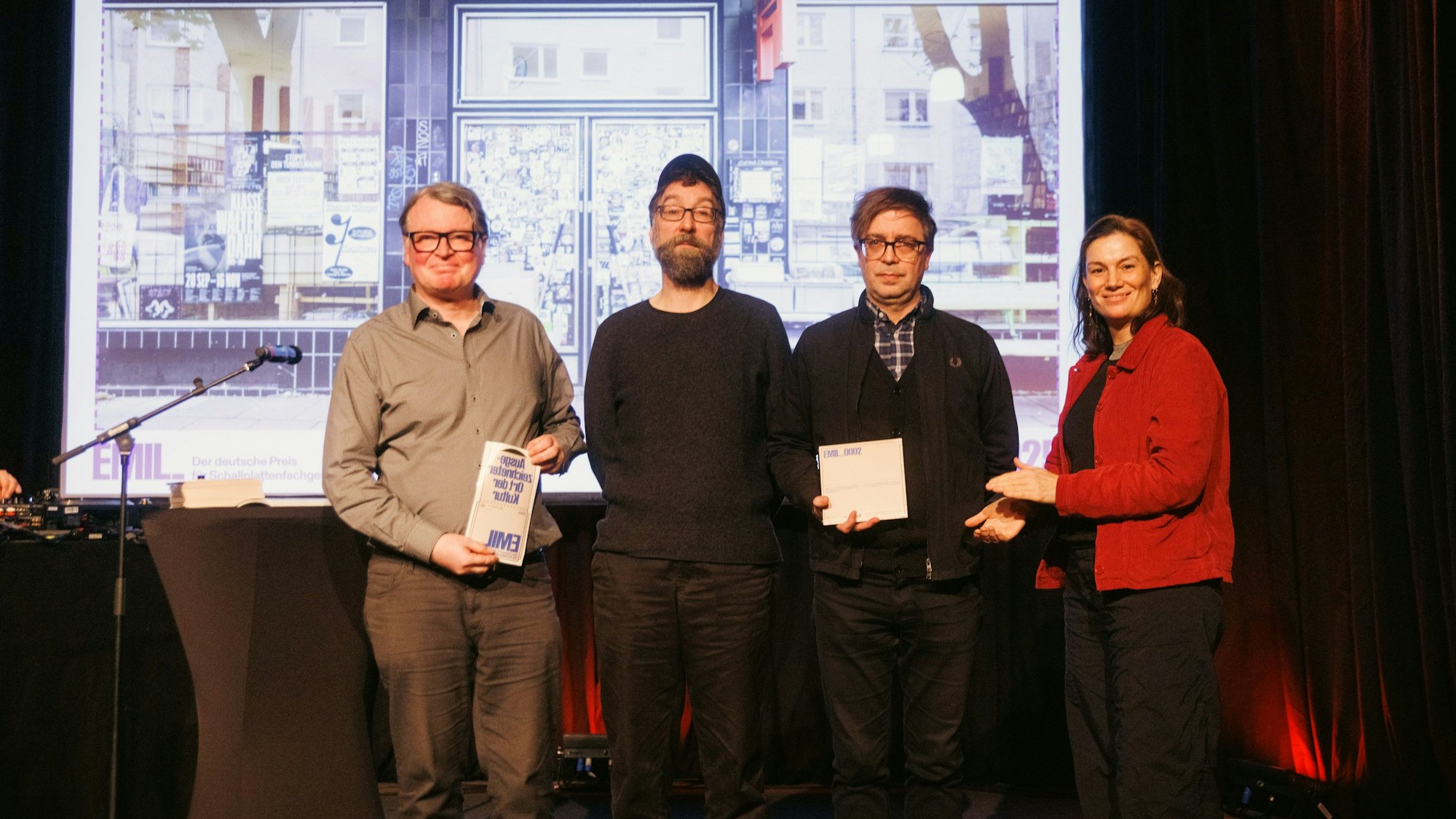 Georg Odijk und Frank Dommert mit Mitarbeiter und Laudatorin Hanna Bächer, Konzertveranstalterin und Radiomacherin.