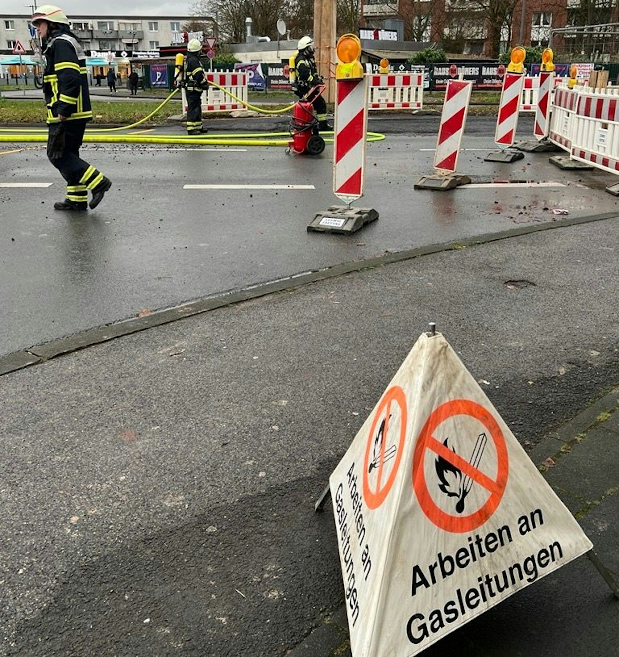 Aus einer beschädigten Gasleitung in einer Baugrube an der Frankfurter Straße tritt Gas aus.
