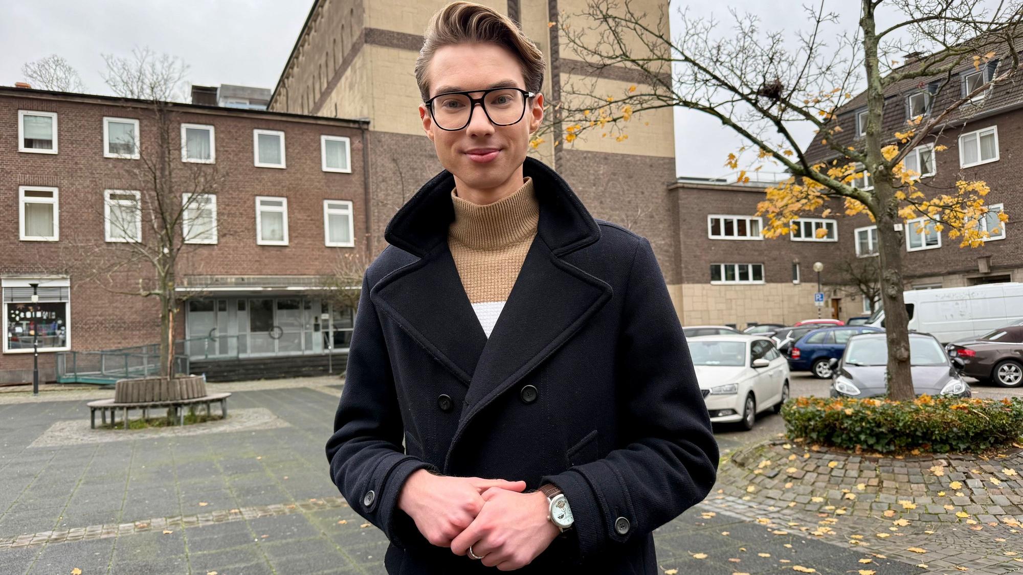 Joshua Kraski steht auf dem Wiesdorfer Marktplatz