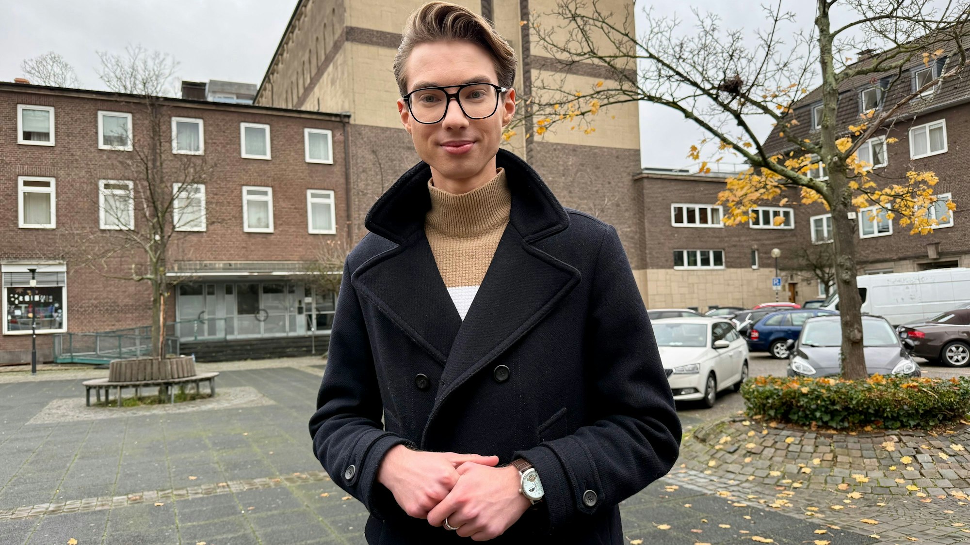 Joshua Kraski steht auf dem Wiesdorfer Marktplatz