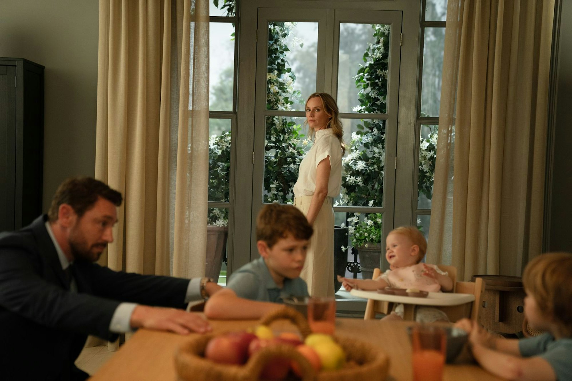 Nach außen hin scheint Jess (Diane Kruger) die perfekte Hausfrau zu sein. Doch was steckt dahinter? Die Drama-Serie „Little Disasters“ startet am 11. Dezember bei Paramount+. (Bild: Roughcut/Paramount Global Photographer: Kristóf Galgóczi Németh)