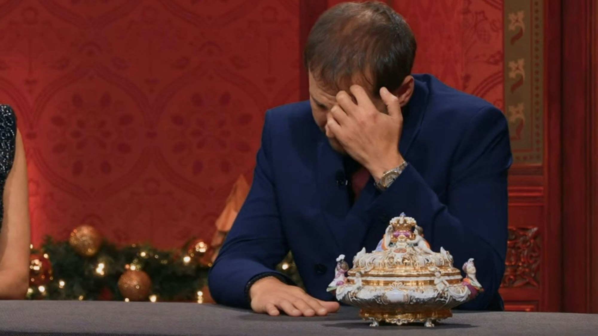 Julian Schmitz-Avila wirkt ratlos, als der Preis für das Drüselkästchen immer höher klettert - dann kommt ihm eine Idee. (Bild: ZDF)