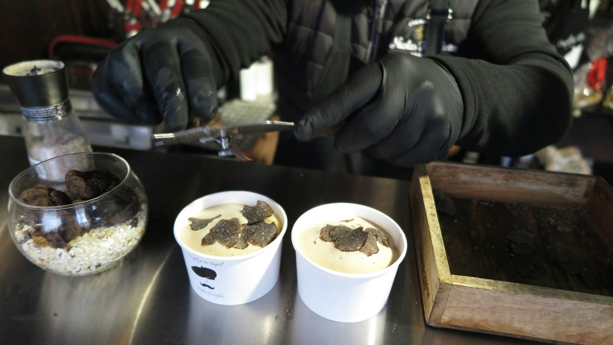 Das Bild zeigt zwei „Trüffel-Dumplings“.