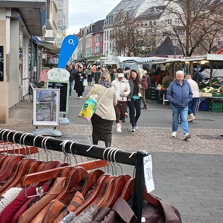 Der Einzelhandelsverband beklagt, dass in der Vorweihnachtszeit zwar die Innenstädte in der Region voll sind, der Einzelhandel aber keine guten Geschäfte macht.