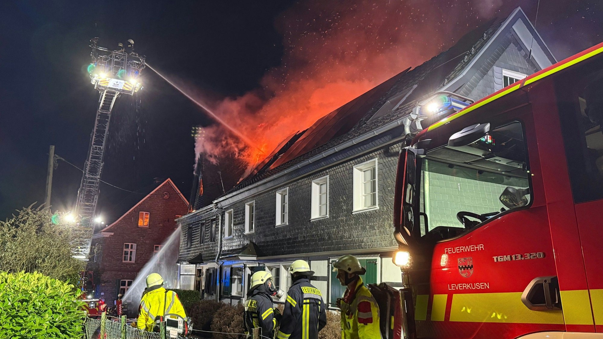 Bei dem Großbrand in Atzlenbach wurde ein Wohnhaus komplett zerstört.