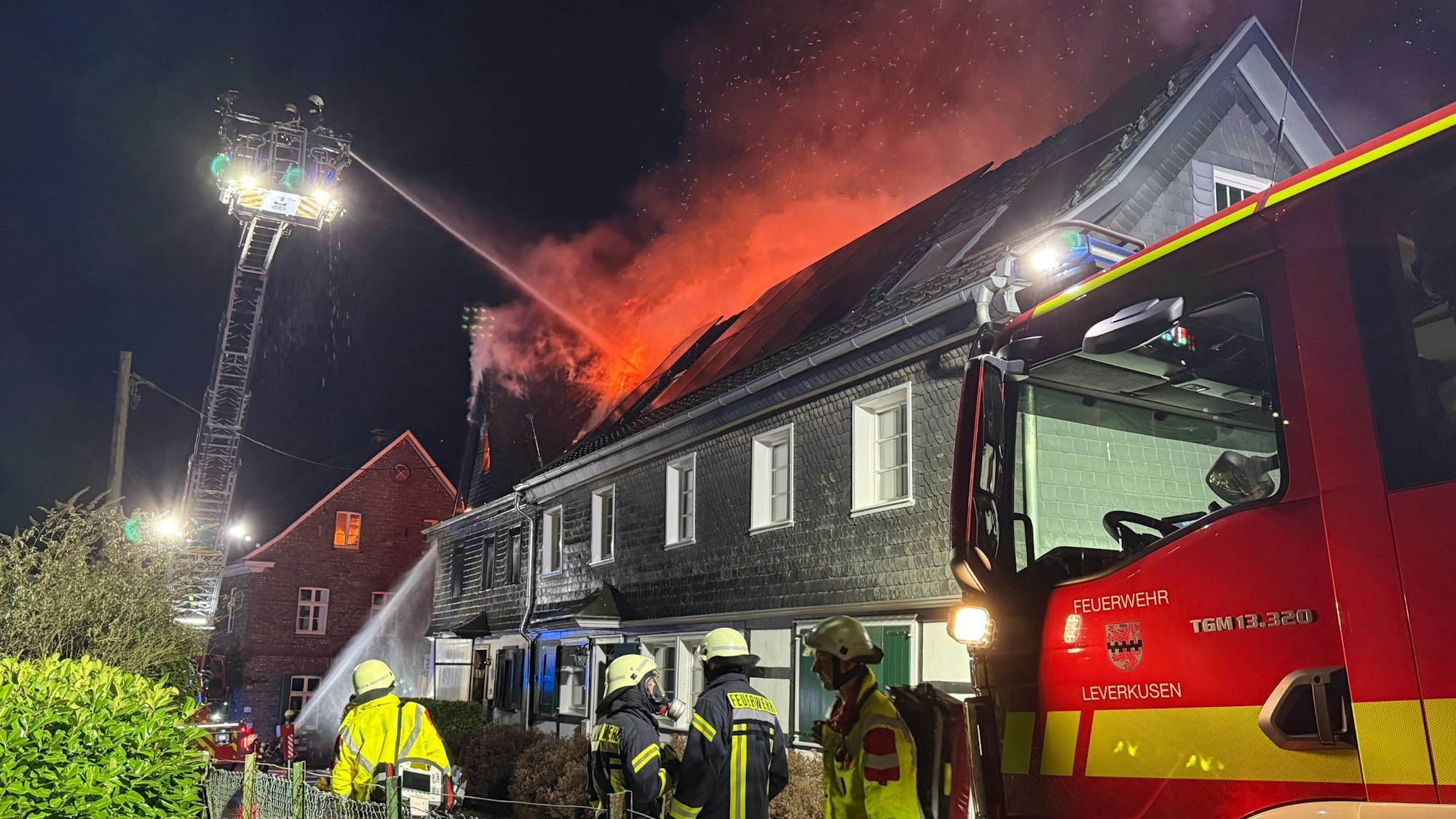Bei dem Großbrand in Atzlenbach wurde ein Wohnhaus komplett zerstört.