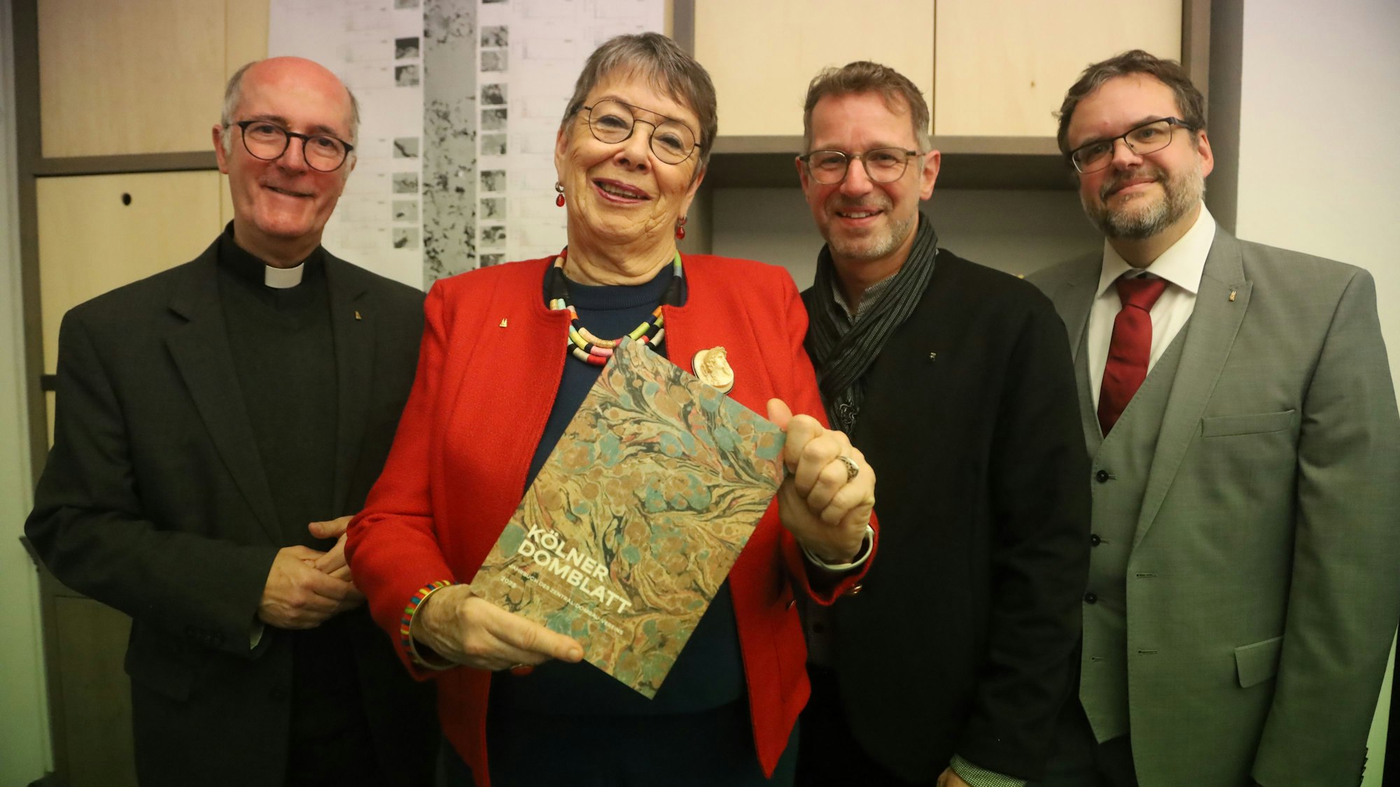 10.12.2025, Köln: Kölner Domblatt 2025 erschienen -Pressekonferenz des ZDV in die Kölner Dombauhütte. Die Präsidentin des ZDV Barbara Schock-Werner Dompropst Guido Assmann (links), Dombaumeister Peter Füssenich (2.v.r.) sowie der Leiter des Dombauarchivs und Schriftleiter des Kölner Domblattes Dr. des. Matthias Deml Foto: Arton Krasniqi
