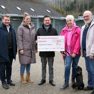 Eine Gruppe mit Hund vor Zwinger.
