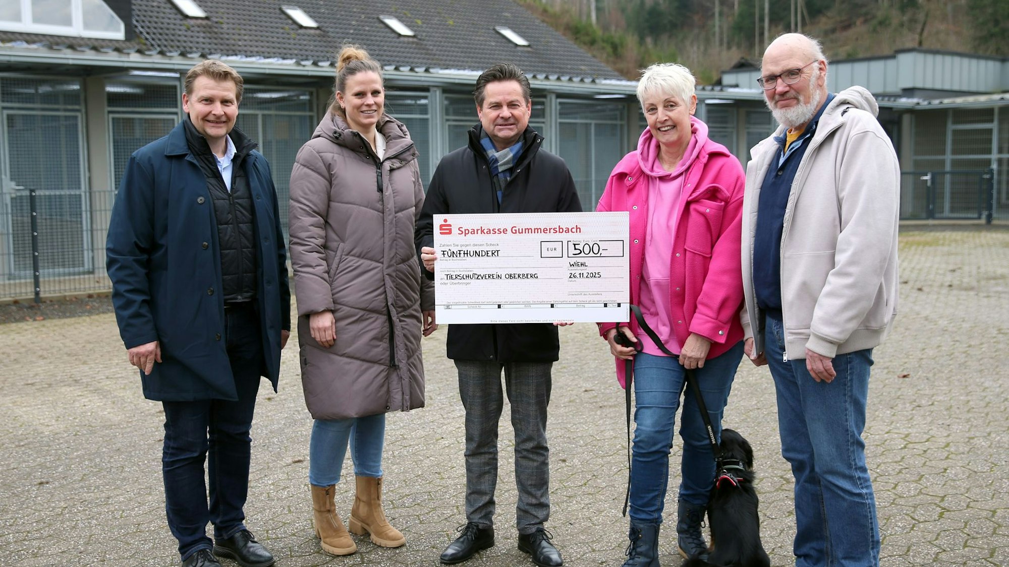 Eine Gruppe mit Hund vor Zwinger.