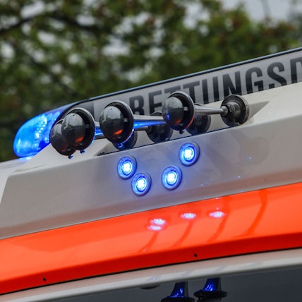 Das Bild zeigt die Martinshörner eines Rettungswagens. Foto: Oliver Berger/dpa (Symbolbild)