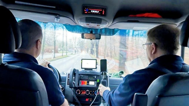 Einsatzleiter Ulrich Laschet (r.) auf dem Weg zu einem Einsatz