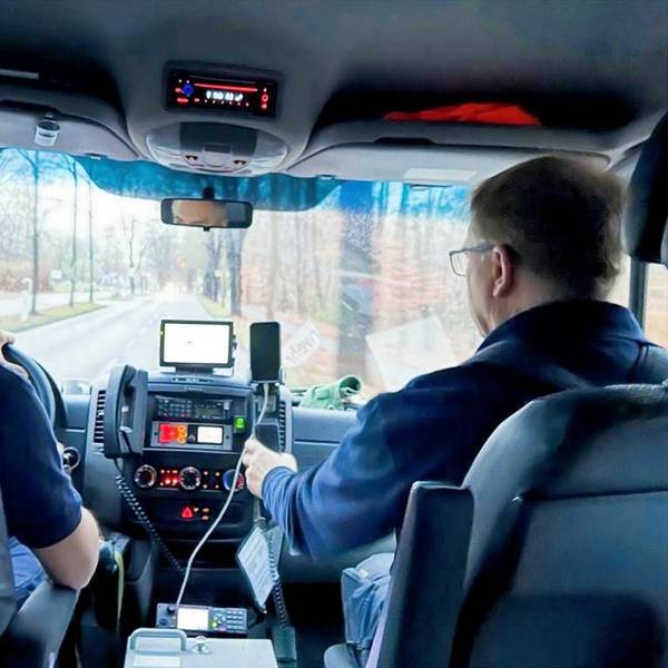 Einsatzleiter Ulrich Laschet (r.) auf dem Weg zu einem Einsatz