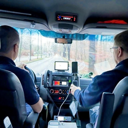 Einsatzleiter Ulrich Laschet (r.) auf dem Weg zu einem Einsatz